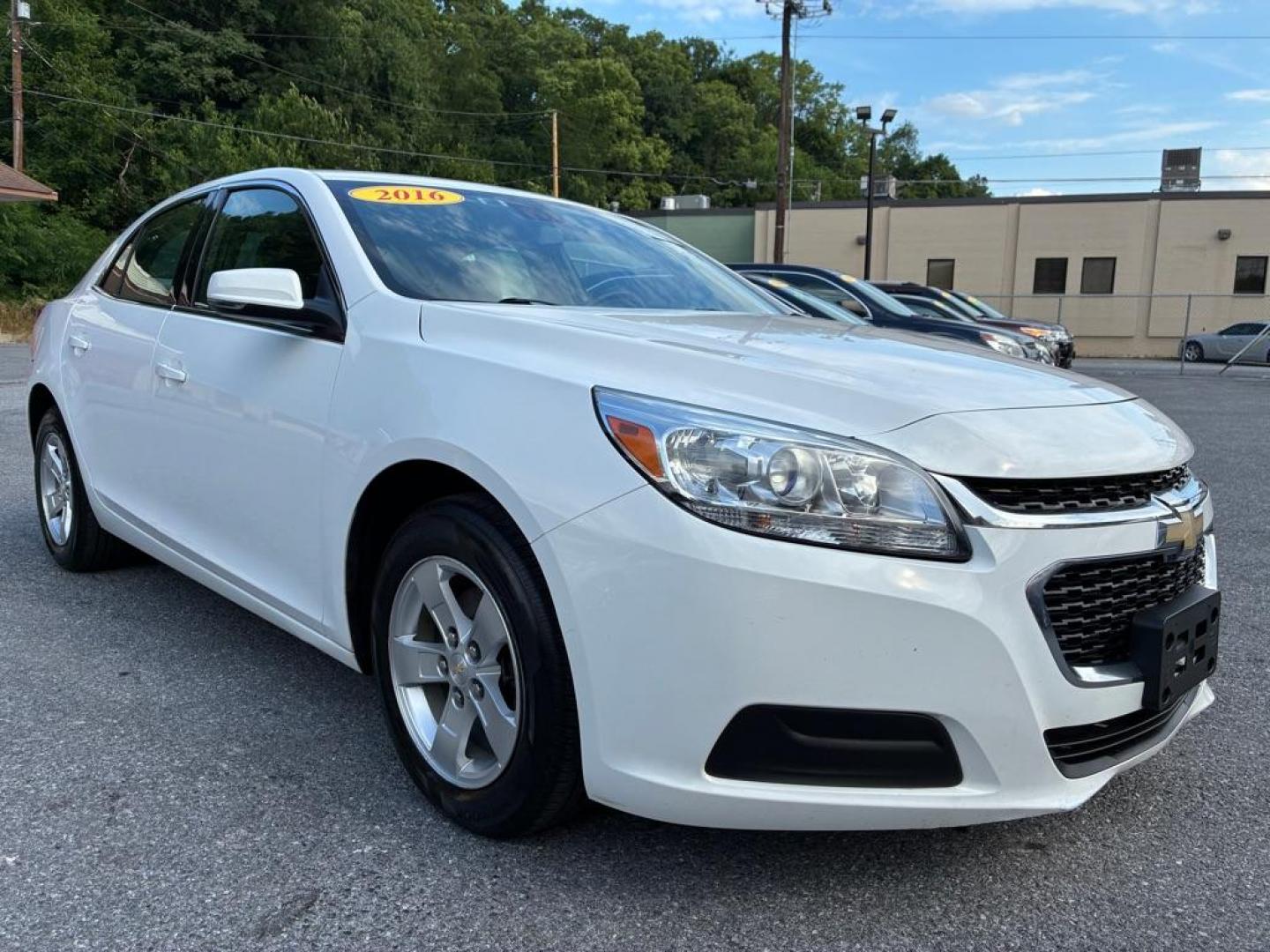 2016 WHITE CHEVROLET MALIBU LIMITED LT (1G11C5SAXGF) with an 2.5L engine, Automatic transmission, located at 117 North Cameron Street, Harrisburg, PA, 17101, (717) 963-8962, 40.267021, -76.875351 - WE FINANCE!!! MOST vehicles are available for financing. Good Credit/ Challenged Credit/ No Credit - ALL Trade-Ins Welcomed!!! APPLY ONLINE or CALL us TODAY Please call us to discuss your cash and/or financing options. Thanks for checking our inventory! We're here to help.- Photo#6