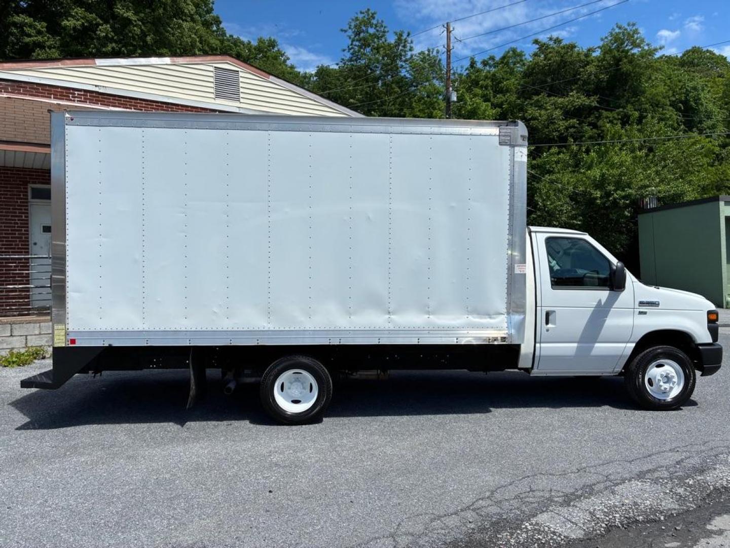 2016 WHITE FORD ECONOLINE E350 SUPER DUTY CUTAWAY VAN (1FDWE3FL6GD) with an 5.4L engine, Automatic transmission, located at 117 North Cameron Street, Harrisburg, PA, 17101, (717) 963-8962, 40.267021, -76.875351 - WE FINANCE!!! MOST vehicles are available for financing. Good Credit/ Challenged Credit/ No Credit - ALL Trade-Ins Welcomed!!! APPLY ONLINE or CALL us TODAY Please call us to discuss your cash and/or financing options. Thanks for checking our inventory! We're here to help. - Photo#5