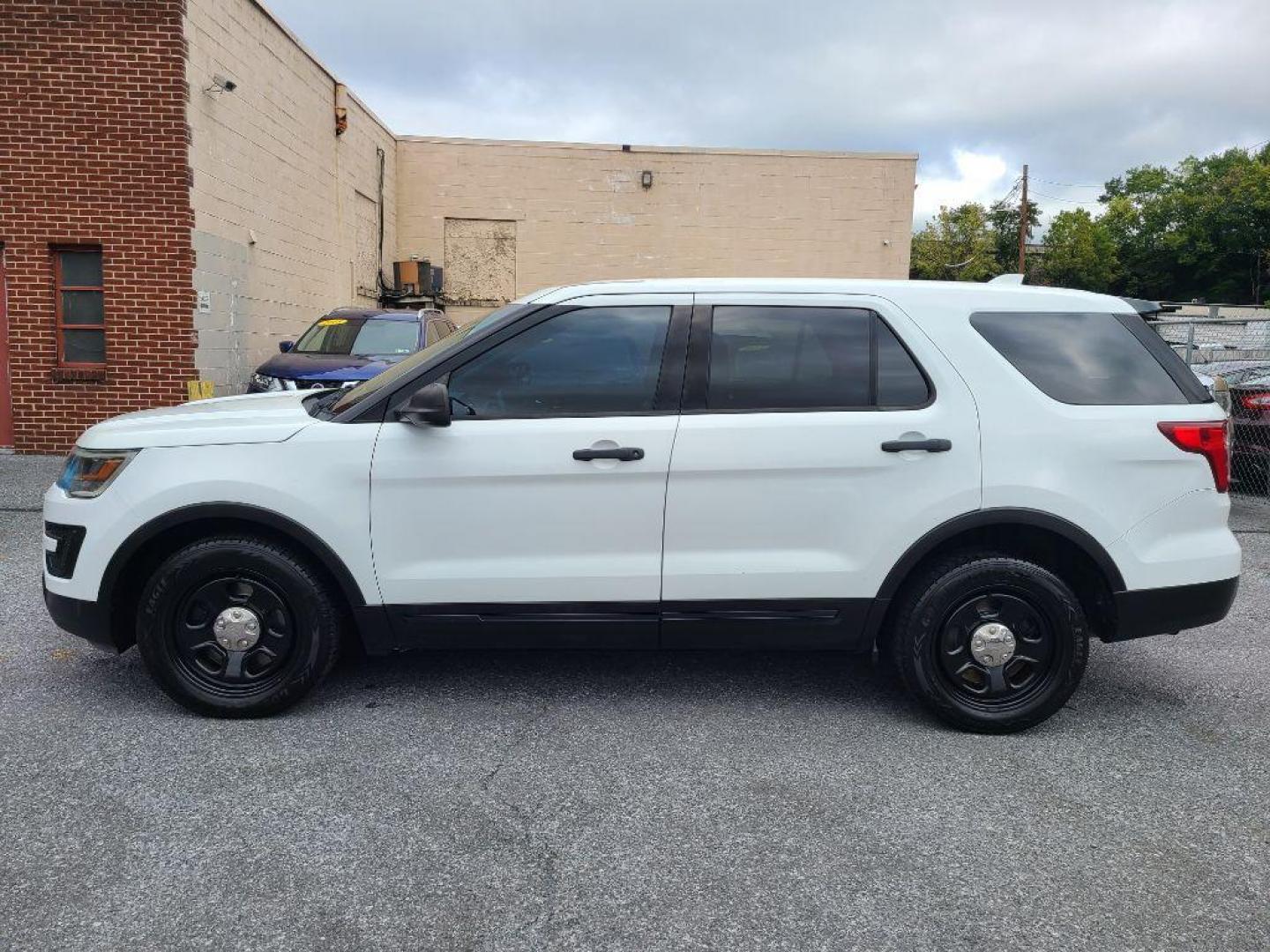 2016 WHITE FORD EXPLORER POLICE INTERCEPTOR (1FM5K8AR4GG) with an 3.7L engine, Automatic transmission, located at 117 North Cameron Street, Harrisburg, PA, 17101, (717) 963-8962, 40.267021, -76.875351 - WE FINANCE!!! Good Credit/ Bad Credit/ No Credit - ALL Trade-Ins Welcomed!!! ***Guaranteed Credit Approval*** APPLY ONLINE or CALL us TODAY ;) Please call us to discuss your cash and financing options. - Photo#1