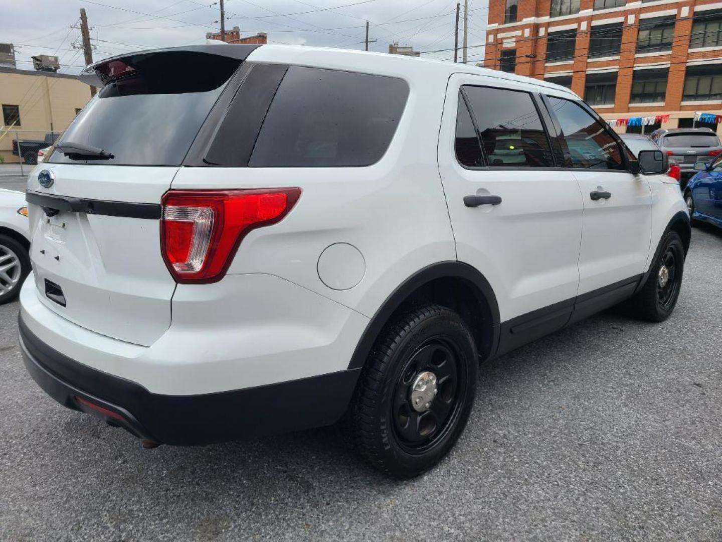 2016 WHITE FORD EXPLORER POLICE INTERCEPTOR (1FM5K8AR4GG) with an 3.7L engine, Automatic transmission, located at 117 North Cameron Street, Harrisburg, PA, 17101, (717) 963-8962, 40.267021, -76.875351 - WE FINANCE!!! Good Credit/ Bad Credit/ No Credit - ALL Trade-Ins Welcomed!!! ***Guaranteed Credit Approval*** APPLY ONLINE or CALL us TODAY ;) Please call us to discuss your cash and financing options. - Photo#4