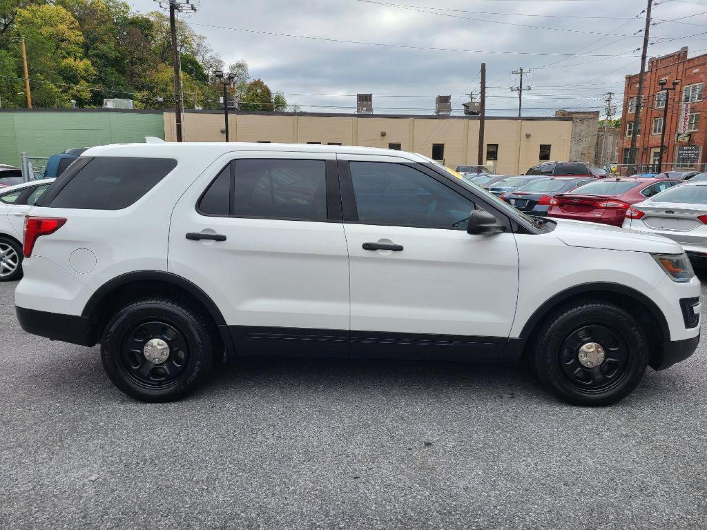2016 WHITE FORD EXPLORER POLICE INTERCEPTOR (1FM5K8AR4GG) with an 3.7L engine, Automatic transmission, located at 117 North Cameron Street, Harrisburg, PA, 17101, (717) 963-8962, 40.267021, -76.875351 - WE FINANCE!!! Good Credit/ Bad Credit/ No Credit - ALL Trade-Ins Welcomed!!! ***Guaranteed Credit Approval*** APPLY ONLINE or CALL us TODAY ;) Please call us to discuss your cash and financing options. - Photo#5