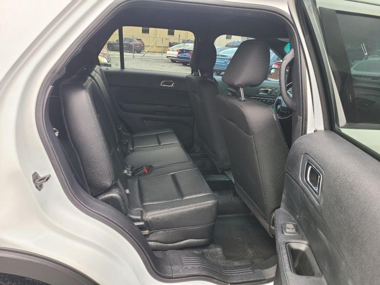 2016 WHITE FORD EXPLORER POLICE INTERCEPTOR (1FM5K8AR4GG) with an 3.7L engine, Automatic transmission, located at 117 North Cameron Street, Harrisburg, PA, 17101, (717) 963-8962, 40.267021, -76.875351 - WE FINANCE!!! Good Credit/ Bad Credit/ No Credit - ALL Trade-Ins Welcomed!!! ***Guaranteed Credit Approval*** APPLY ONLINE or CALL us TODAY ;) Please call us to discuss your cash and financing options. - Photo#11