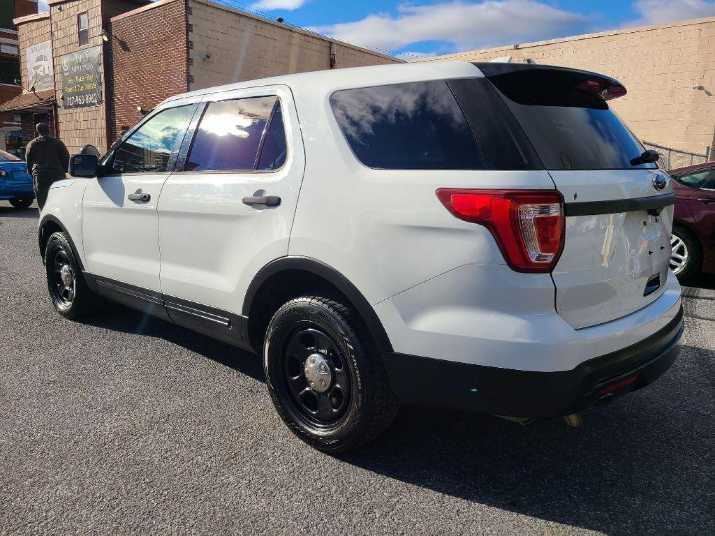 2016 WHITE FORD EXPLORER POLICE INTERCEPTOR (1FM5K8AR2GG) with an 3.7L engine, Automatic transmission, located at 117 North Cameron Street, Harrisburg, PA, 17101, (717) 963-8962, 40.267021, -76.875351 - WE FINANCE!!! Good Credit/ Bad Credit/ No Credit - ALL Trade-Ins Welcomed!!! ***Guaranteed Credit Approval*** APPLY ONLINE or CALL us TODAY ;) Please call us to discuss your cash and financing options. - Photo#2