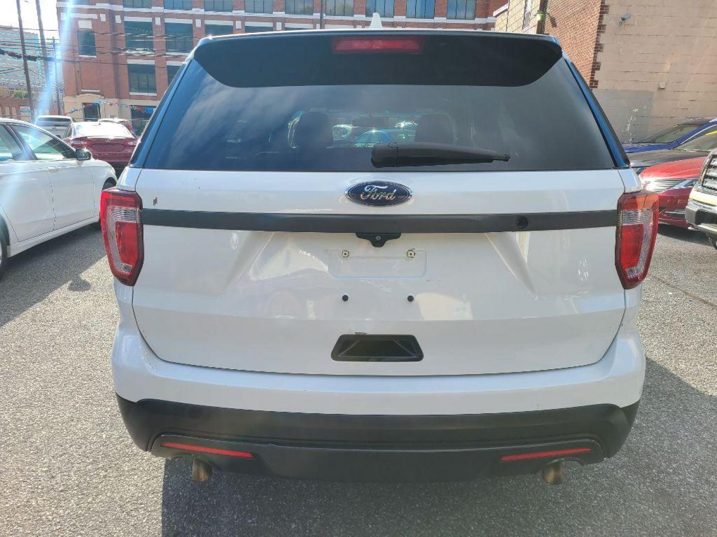 2016 WHITE FORD EXPLORER POLICE INTERCEPTOR (1FM5K8AR2GG) with an 3.7L engine, Automatic transmission, located at 117 North Cameron Street, Harrisburg, PA, 17101, (717) 963-8962, 40.267021, -76.875351 - WE FINANCE!!! Good Credit/ Bad Credit/ No Credit - ALL Trade-Ins Welcomed!!! ***Guaranteed Credit Approval*** APPLY ONLINE or CALL us TODAY ;) Please call us to discuss your cash and financing options. - Photo#3
