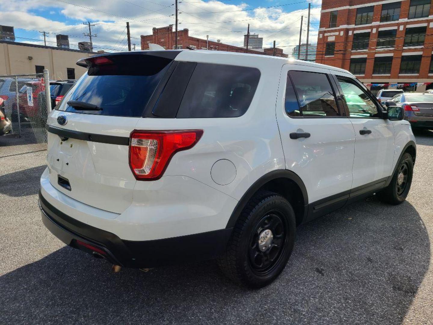2016 WHITE FORD EXPLORER POLICE INTERCEPTOR (1FM5K8AR2GG) with an 3.7L engine, Automatic transmission, located at 117 North Cameron Street, Harrisburg, PA, 17101, (717) 963-8962, 40.267021, -76.875351 - WE FINANCE!!! Good Credit/ Bad Credit/ No Credit - ALL Trade-Ins Welcomed!!! ***Guaranteed Credit Approval*** APPLY ONLINE or CALL us TODAY ;) Please call us to discuss your cash and financing options. - Photo#4