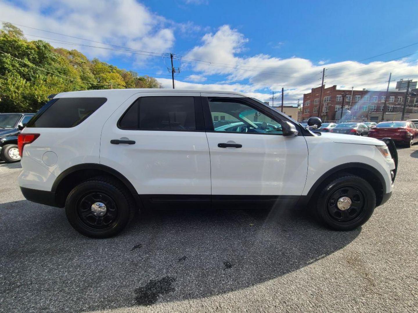 2016 WHITE FORD EXPLORER POLICE INTERCEPTOR (1FM5K8AR2GG) with an 3.7L engine, Automatic transmission, located at 117 North Cameron Street, Harrisburg, PA, 17101, (717) 963-8962, 40.267021, -76.875351 - WE FINANCE!!! Good Credit/ Bad Credit/ No Credit - ALL Trade-Ins Welcomed!!! ***Guaranteed Credit Approval*** APPLY ONLINE or CALL us TODAY ;) Please call us to discuss your cash and financing options. - Photo#5