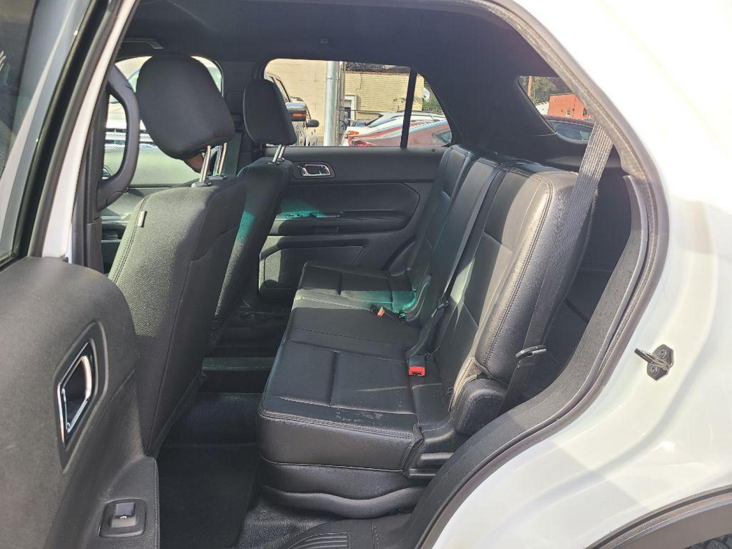 2016 WHITE FORD EXPLORER POLICE INTERCEPTOR (1FM5K8AR2GG) with an 3.7L engine, Automatic transmission, located at 117 North Cameron Street, Harrisburg, PA, 17101, (717) 963-8962, 40.267021, -76.875351 - WE FINANCE!!! Good Credit/ Bad Credit/ No Credit - ALL Trade-Ins Welcomed!!! ***Guaranteed Credit Approval*** APPLY ONLINE or CALL us TODAY ;) Please call us to discuss your cash and financing options. - Photo#13