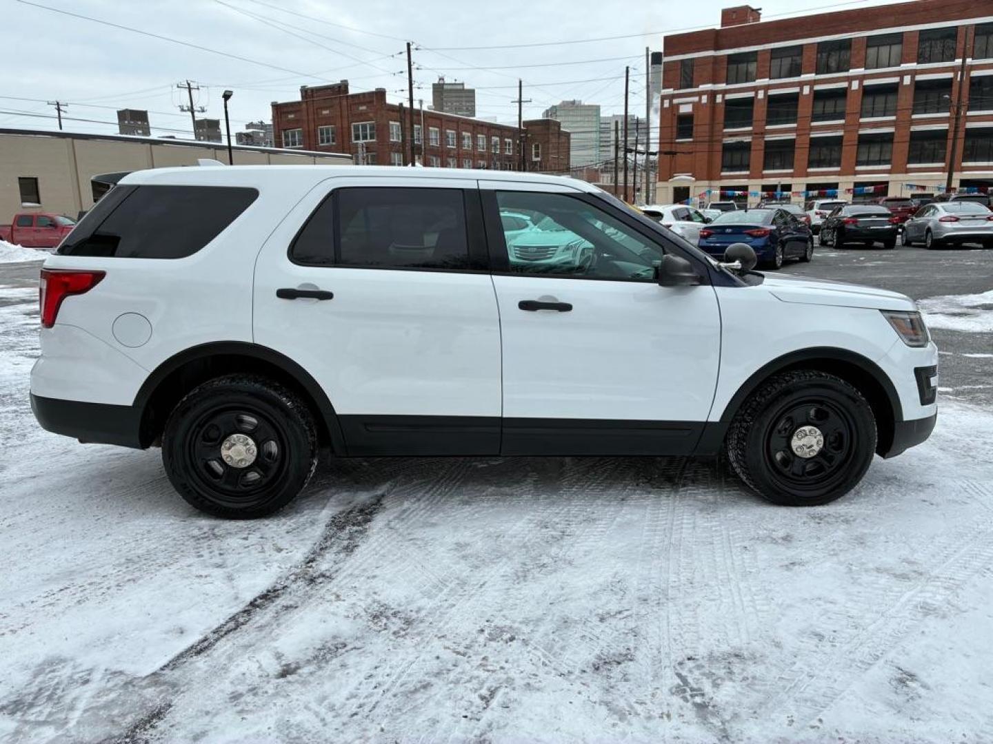 2016 WHITE FORD EXPLORER POLICE INTERCEPTOR (1FM5K8AR3GG) with an 3.7L engine, Automatic transmission, located at 117 North Cameron Street, Harrisburg, PA, 17101, (717) 963-8962, 40.267021, -76.875351 - WE FINANCE!!! Good Credit/ Challenged Credit/ No Credit - ALL Trade-Ins Welcomed!!! APPLY ONLINE or CALL us TODAY ;) Please call us to discuss your cash and/or financing options. - Photo#5