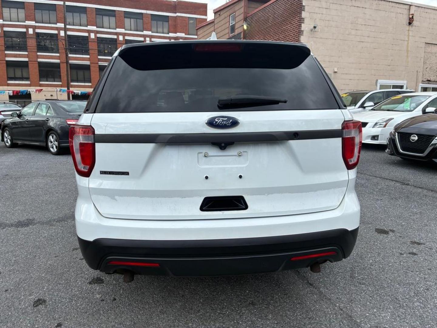 2016 WHITE FORD EXPLORER POLICE INTERCEPTOR (1FM5K8AR3GG) with an 3.7L engine, Automatic transmission, located at 117 North Cameron Street, Harrisburg, PA, 17101, (717) 963-8962, 40.267021, -76.875351 - WE FINANCE!!! Good Credit/ Challenged Credit/ No Credit - ALL Trade-Ins Welcomed!!! APPLY ONLINE or CALL us TODAY ;) Please call us to discuss your cash and/or financing options. - Photo#3
