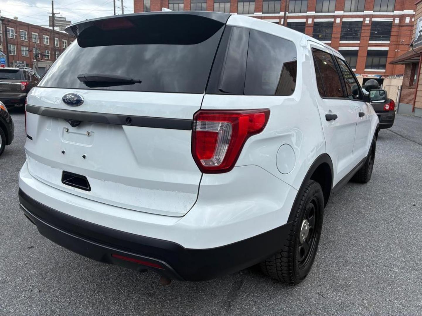 2016 WHITE FORD EXPLORER POLICE INTERCEPTOR (1FM5K8AR3GG) with an 3.7L engine, Automatic transmission, located at 117 North Cameron Street, Harrisburg, PA, 17101, (717) 963-8962, 40.267021, -76.875351 - WE FINANCE!!! Good Credit/ Challenged Credit/ No Credit - ALL Trade-Ins Welcomed!!! APPLY ONLINE or CALL us TODAY ;) Please call us to discuss your cash and/or financing options. - Photo#4