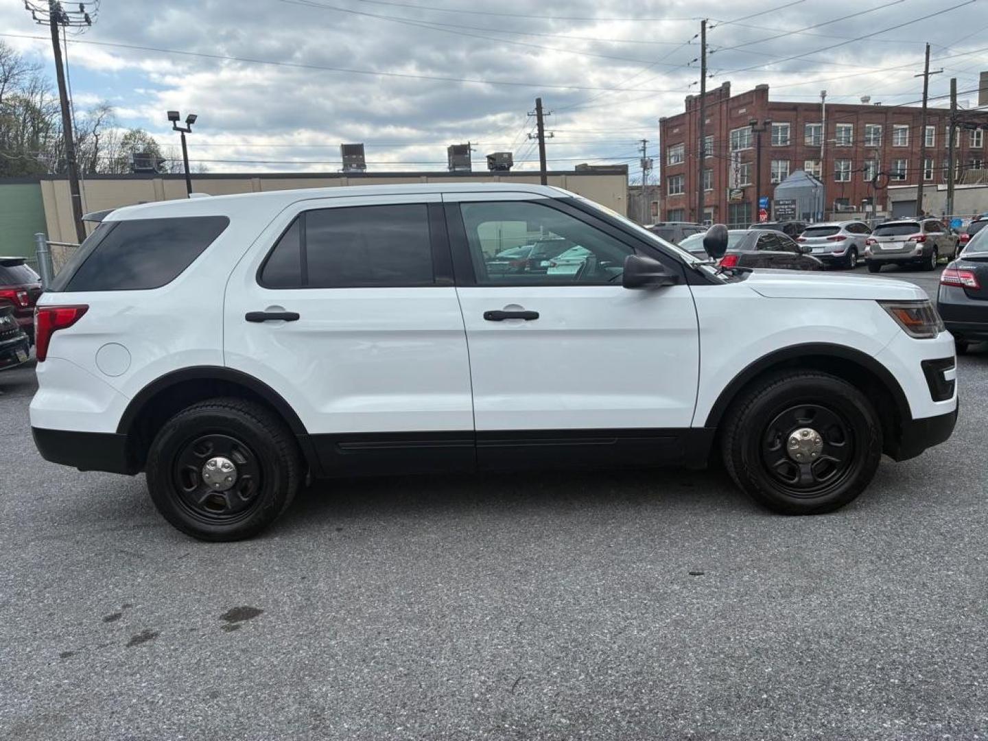 2016 WHITE FORD EXPLORER POLICE INTERCEPTOR (1FM5K8AR3GG) with an 3.7L engine, Automatic transmission, located at 117 North Cameron Street, Harrisburg, PA, 17101, (717) 963-8962, 40.267021, -76.875351 - WE FINANCE!!! Good Credit/ Challenged Credit/ No Credit - ALL Trade-Ins Welcomed!!! APPLY ONLINE or CALL us TODAY ;) Please call us to discuss your cash and/or financing options. - Photo#5