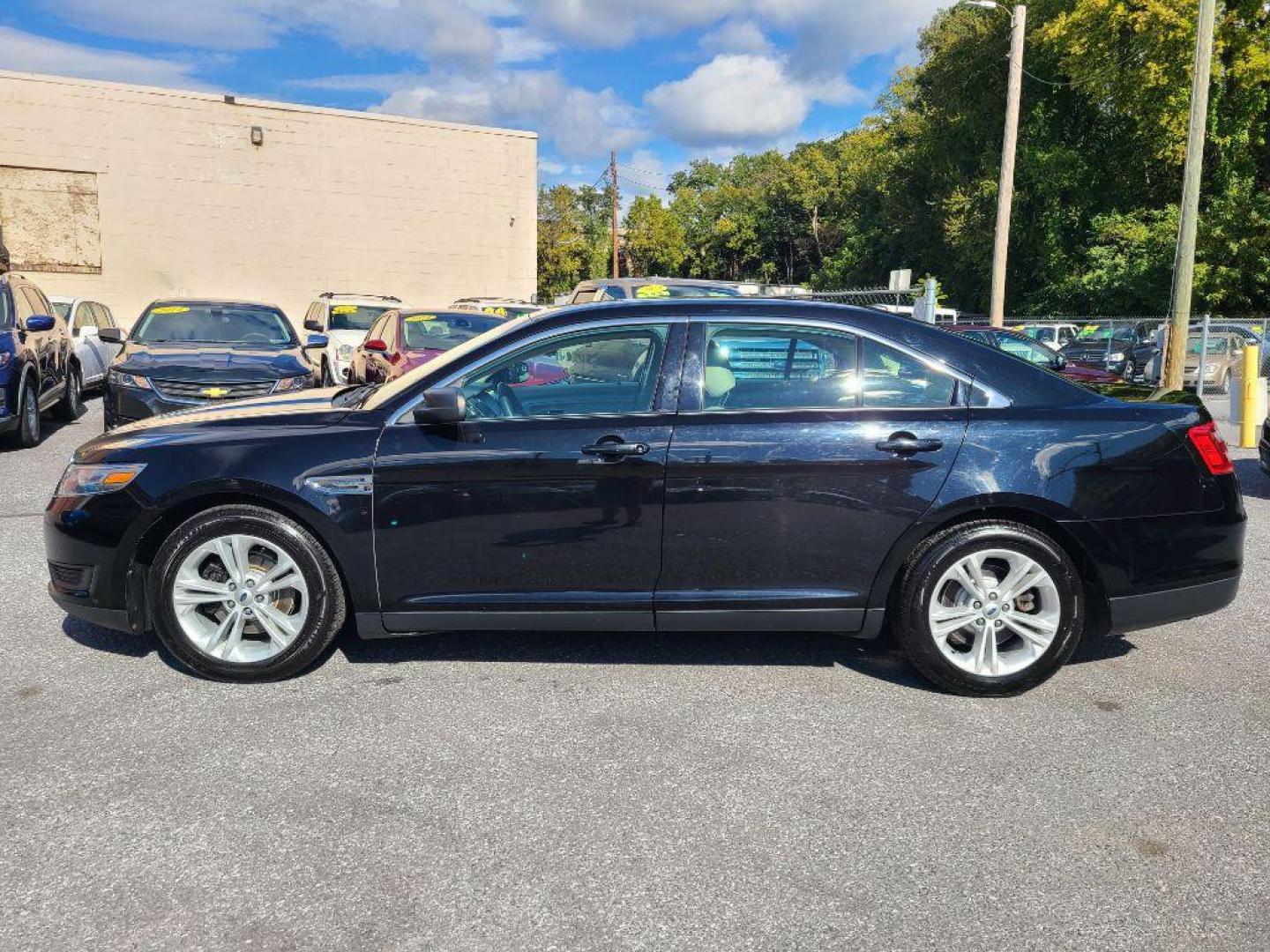 2016 BLACK FORD TAURUS SE (1FAHP2D8XGG) with an 3.5L engine, Automatic transmission, located at 117 North Cameron Street, Harrisburg, PA, 17101, (717) 963-8962, 40.267021, -76.875351 - Photo#4