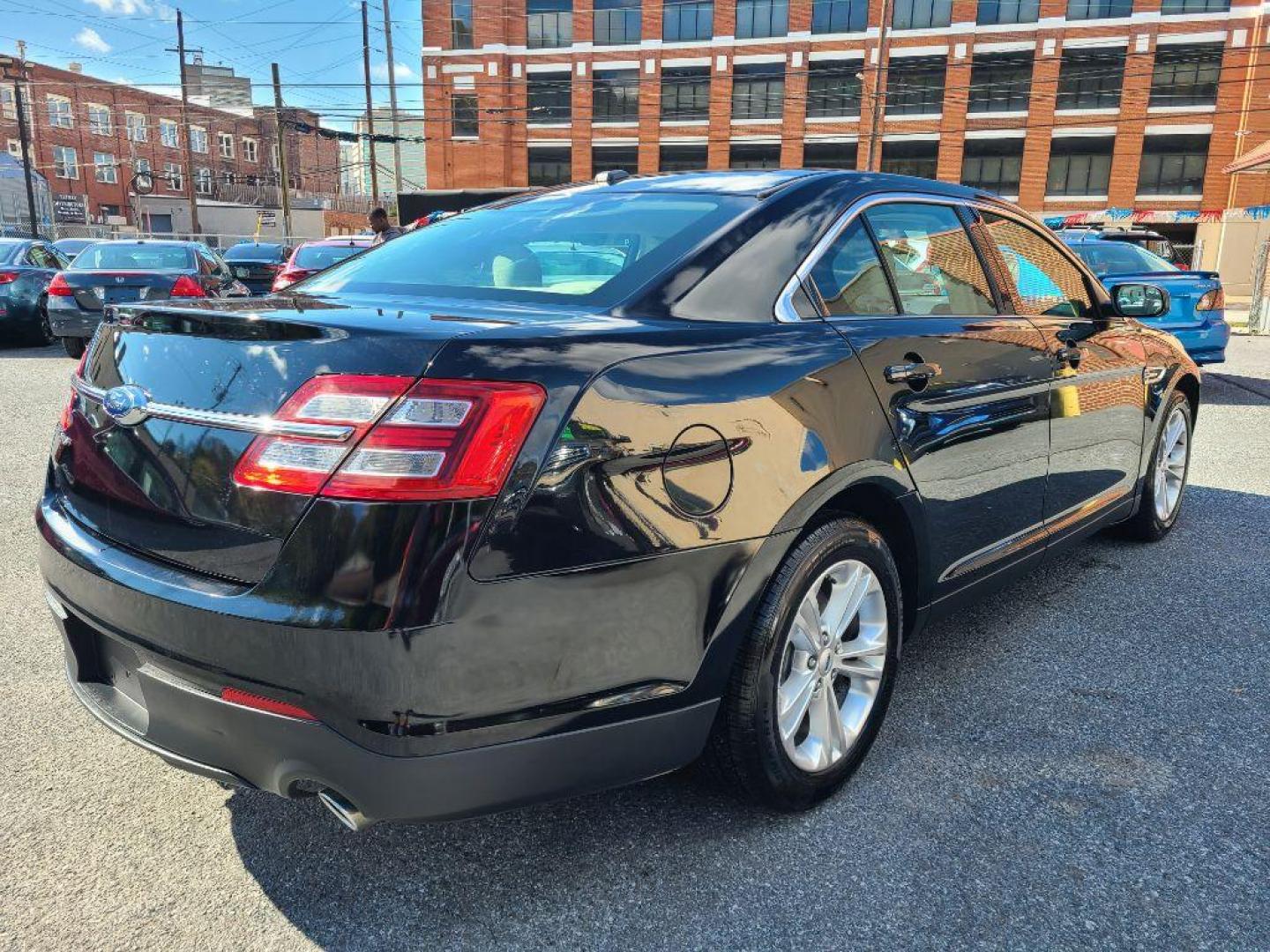 2016 BLACK FORD TAURUS SE (1FAHP2D8XGG) with an 3.5L engine, Automatic transmission, located at 117 North Cameron Street, Harrisburg, PA, 17101, (717) 963-8962, 40.267021, -76.875351 - Photo#5