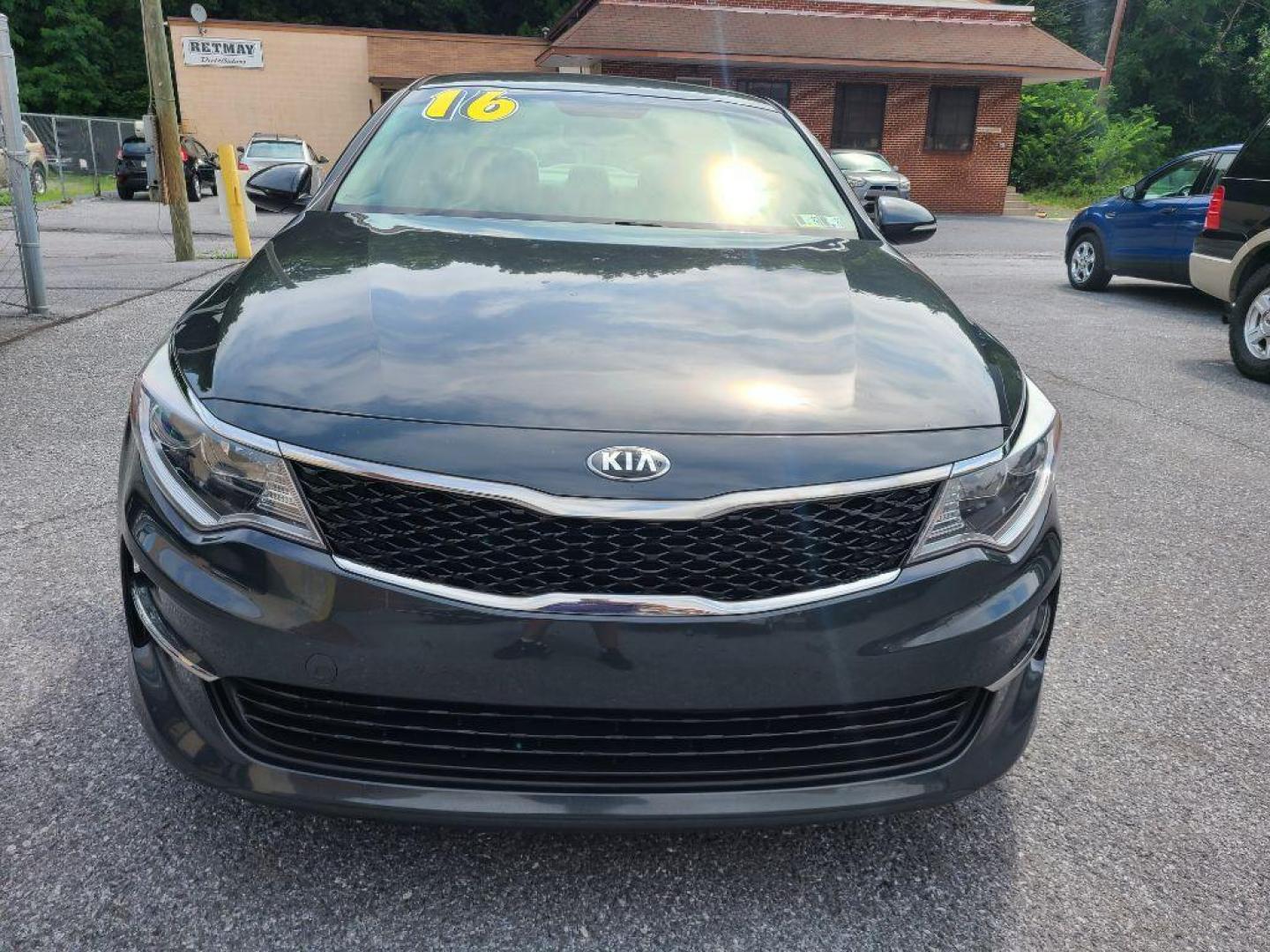 2016 GRAY KIA OPTIMA LX (KNAGT4L34G5) with an 2.4L engine, Automatic transmission, located at 117 North Cameron Street, Harrisburg, PA, 17101, (717) 963-8962, 40.267021, -76.875351 - WE FINANCE!!! Good Credit/ Bad Credit/ No Credit - ALL Trade-Ins Welcomed!!! ***Guaranteed Credit Approval*** APPLY ONLINE or CALL us TODAY ;) Internet Prices and Marketplace Prices are SPECIAL discounted ***CASH DEALS*** Retail Prices are higher. Please call us to discuss your cash and finan - Photo#7