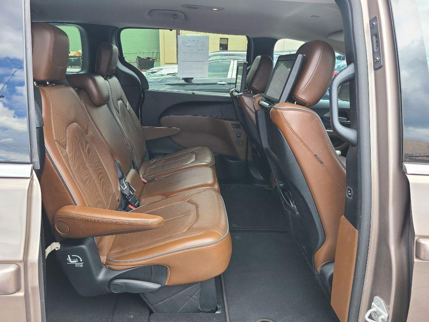 2017 GRAY CHRYSLER PACIFICA LIMITED (2C4RC1GG8HR) with an 3.6L engine, Automatic transmission, located at 117 North Cameron Street, Harrisburg, PA, 17101, (717) 963-8962, 40.267021, -76.875351 - WE FINANCE!!! Good Credit/ Bad Credit/ No Credit - ALL Trade-Ins Welcomed!!! ***Guaranteed Credit Approval*** APPLY ONLINE or CALL us TODAY ;) Internet Prices and Marketplace Prices are SPECIAL discounted ***CASH DEALS*** Retail Prices are higher. Please call us to discuss your cash and finan - Photo#10