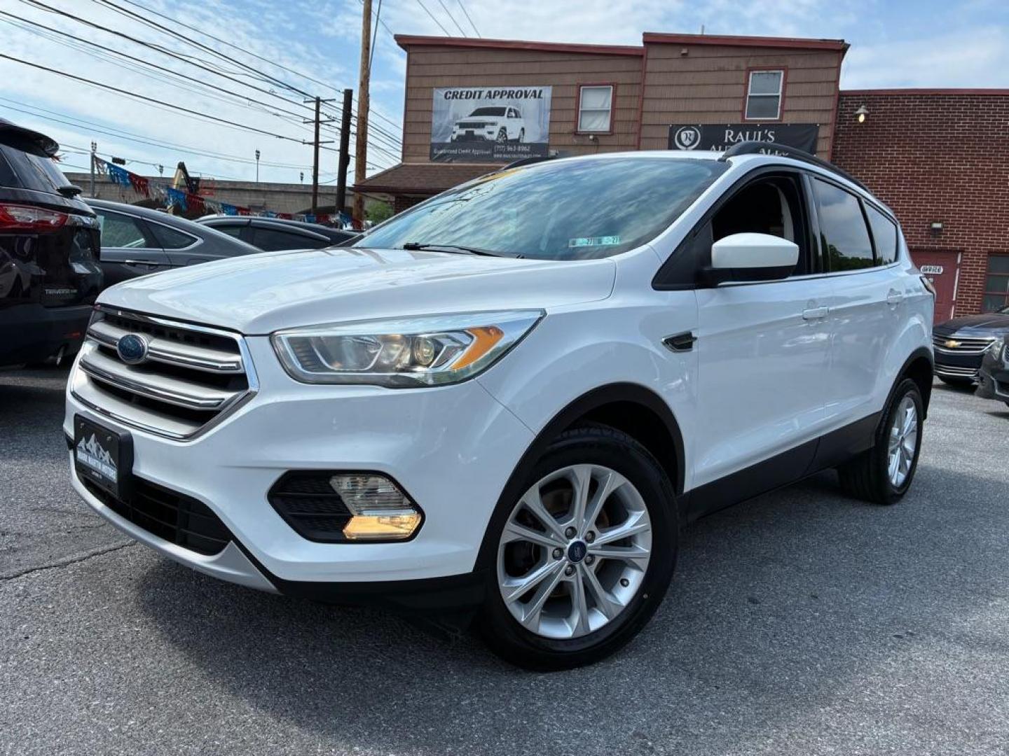 2017 WHITE FORD ESCAPE SE (1FMCU0GD7HU) with an 1.5L engine, Automatic transmission, located at 117 North Cameron Street, Harrisburg, PA, 17101, (717) 963-8962, 40.267021, -76.875351- Photo#0