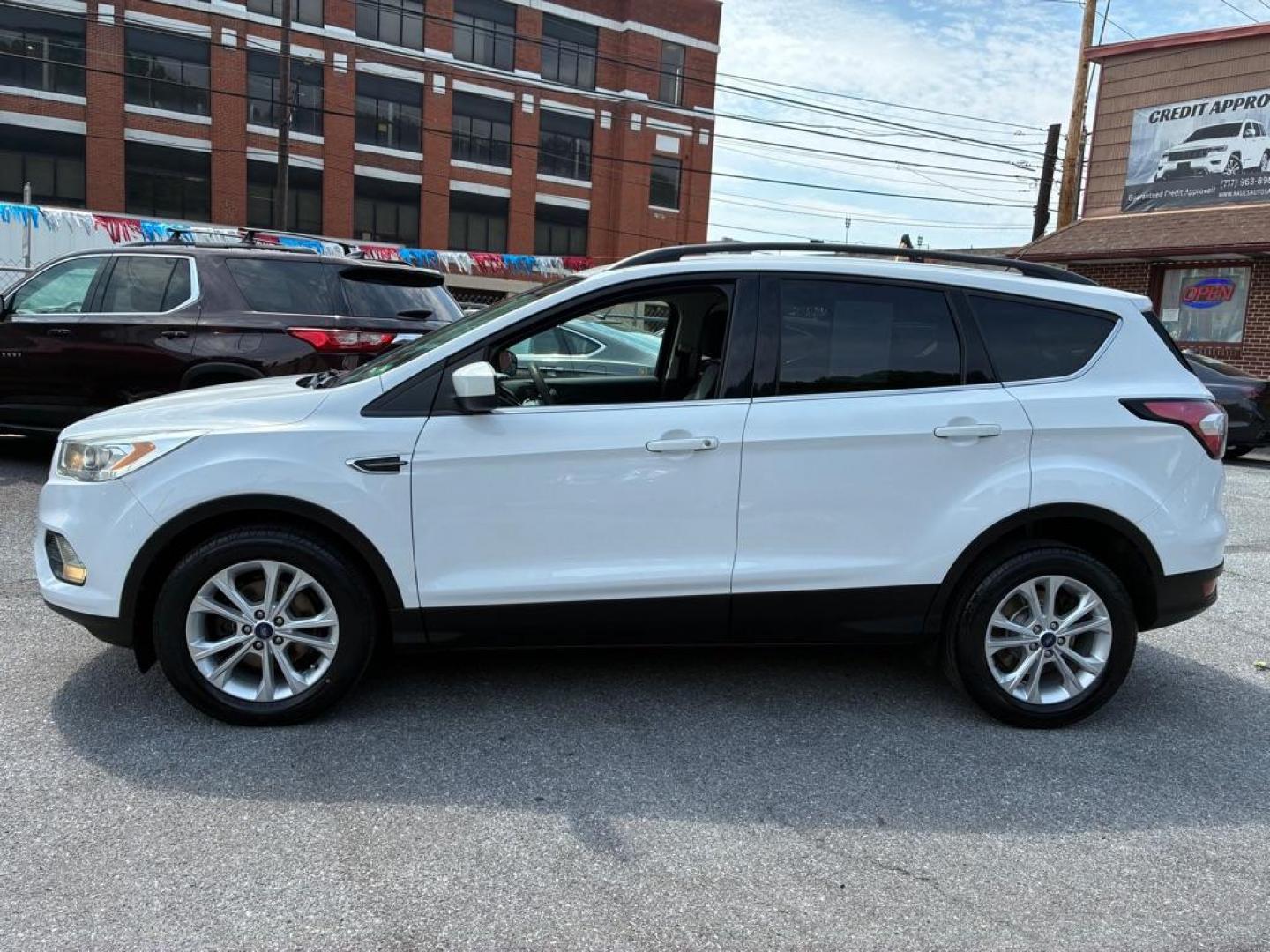 2017 WHITE FORD ESCAPE SE (1FMCU0GD7HU) with an 1.5L engine, Automatic transmission, located at 117 North Cameron Street, Harrisburg, PA, 17101, (717) 963-8962, 40.267021, -76.875351- Photo#1