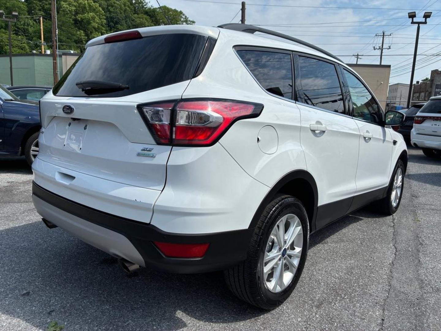 2017 WHITE FORD ESCAPE SE (1FMCU0GD7HU) with an 1.5L engine, Automatic transmission, located at 117 North Cameron Street, Harrisburg, PA, 17101, (717) 963-8962, 40.267021, -76.875351- Photo#4
