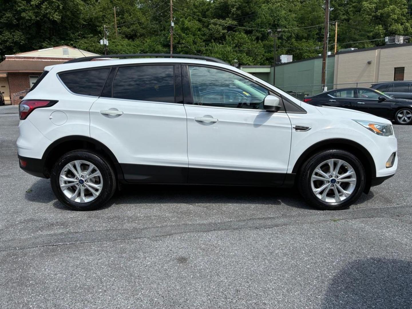 2017 WHITE FORD ESCAPE SE (1FMCU0GD7HU) with an 1.5L engine, Automatic transmission, located at 117 North Cameron Street, Harrisburg, PA, 17101, (717) 963-8962, 40.267021, -76.875351- Photo#5