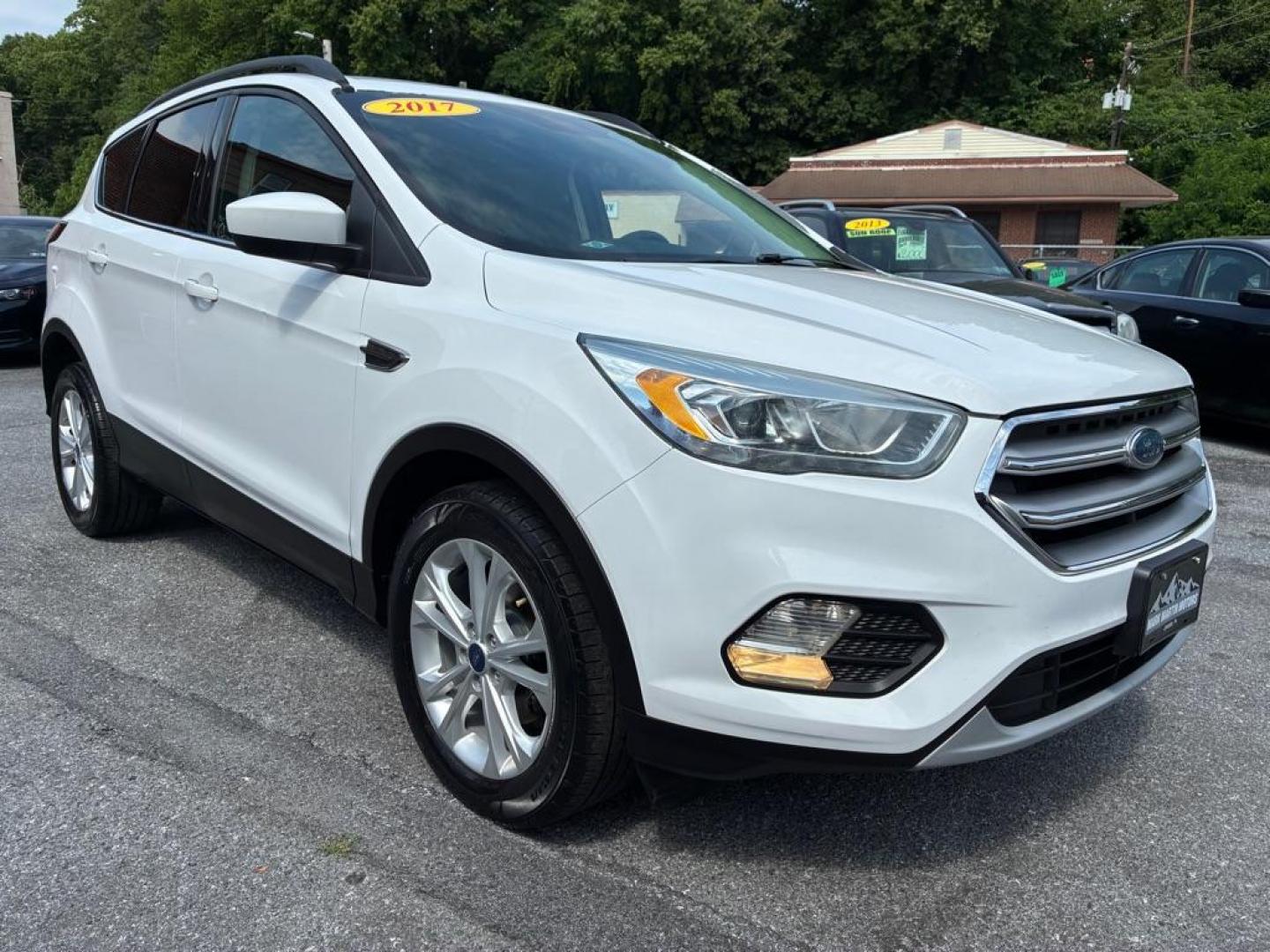 2017 WHITE FORD ESCAPE SE (1FMCU0GD7HU) with an 1.5L engine, Automatic transmission, located at 117 North Cameron Street, Harrisburg, PA, 17101, (717) 963-8962, 40.267021, -76.875351- Photo#6
