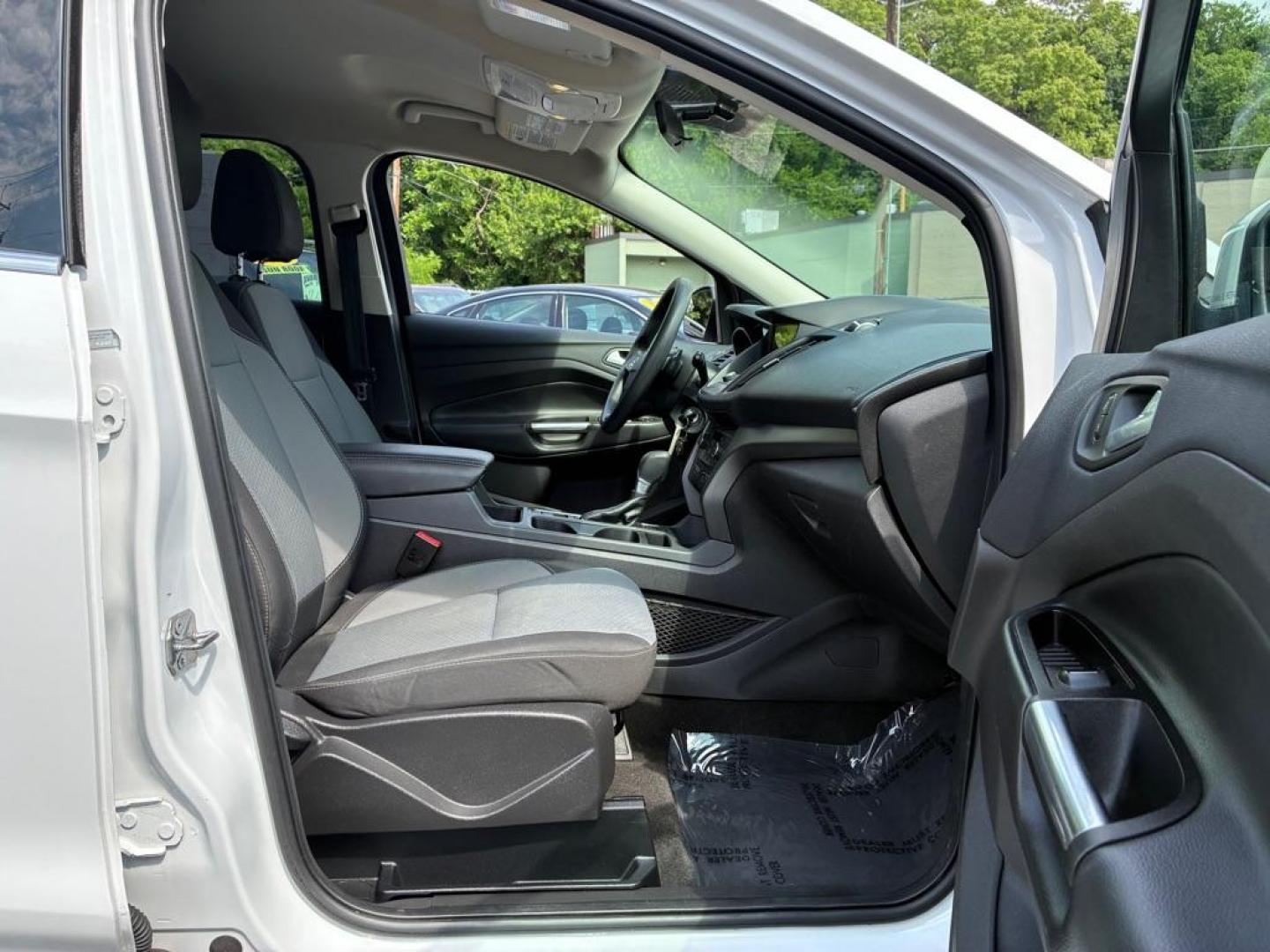 2017 WHITE FORD ESCAPE SE (1FMCU0GD7HU) with an 1.5L engine, Automatic transmission, located at 117 North Cameron Street, Harrisburg, PA, 17101, (717) 963-8962, 40.267021, -76.875351- Photo#8