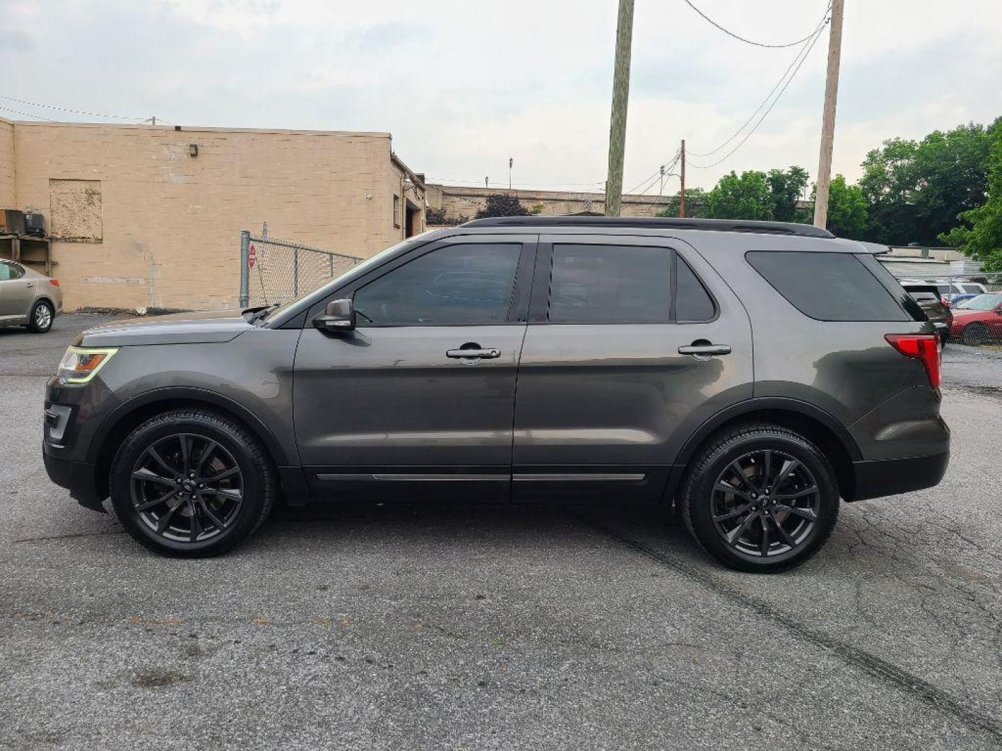 2017 GRAY FORD EXPLORER XLT (1FM5K8D83HG) with an 3.5L engine, Automatic transmission, located at 117 North Cameron Street, Harrisburg, PA, 17101, (717) 963-8962, 40.267021, -76.875351 - WE FINANCE!!! Good Credit/ Bad Credit/ No Credit - ALL Trade-Ins Welcomed!!! ***Guaranteed Credit Approval*** APPLY ONLINE or CALL us TODAY ;) Internet Prices and Marketplace Prices are SPECIAL discounted ***CASH DEALS*** Retail Prices are higher. Please call us to discuss your cash and finan - Photo#6