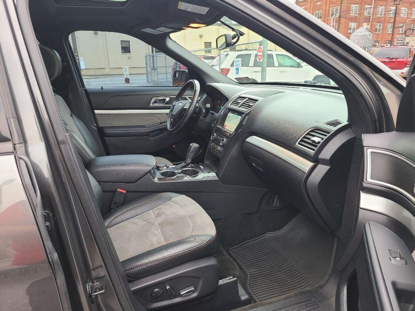 2017 GRAY FORD EXPLORER XLT (1FM5K8D83HG) with an 3.5L engine, Automatic transmission, located at 117 North Cameron Street, Harrisburg, PA, 17101, (717) 963-8962, 40.267021, -76.875351 - WE FINANCE!!! Good Credit/ Bad Credit/ No Credit - ALL Trade-Ins Welcomed!!! ***Guaranteed Credit Approval*** APPLY ONLINE or CALL us TODAY ;) Internet Prices and Marketplace Prices are SPECIAL discounted ***CASH DEALS*** Retail Prices are higher. Please call us to discuss your cash and finan - Photo#13