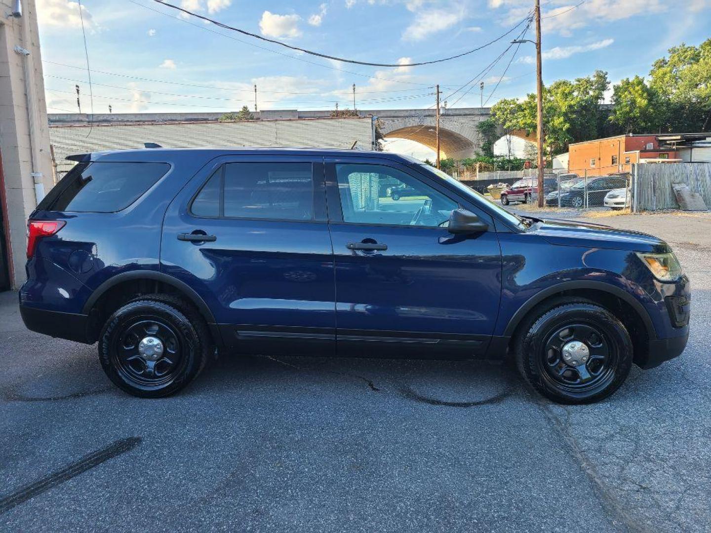 2017 BLUE FORD EXPLORER POLICE INTERCEPTOR (1FM5K8AR6HG) with an 3.7L engine, Automatic transmission, located at 117 North Cameron Street, Harrisburg, PA, 17101, (717) 963-8962, 40.267021, -76.875351 - WE FINANCE!!! Good Credit/ Bad Credit/ No Credit - ALL Trade-Ins Welcomed!!! ***Guaranteed Credit Approval*** APPLY ONLINE or CALL us TODAY ;) Internet Prices and Marketplace Prices are SPECIAL discounted ***CASH DEALS*** Retail Prices are higher. Please call us to discuss your cash and finan - Photo#6
