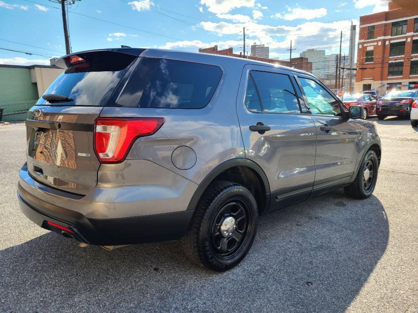 2017 GRAY FORD EXPLORER POLICE INTERCEPTOR (1FM5K8AR8HG) with an 3.7L engine, Automatic transmission, located at 117 North Cameron Street, Harrisburg, PA, 17101, (717) 963-8962, 40.267021, -76.875351 - WE FINANCE!!! Good Credit/ Bad Credit/ No Credit - ALL Trade-Ins Welcomed!!! ***Guaranteed Credit Approval*** APPLY ONLINE or CALL us TODAY ;) Please call us to discuss your cash and financing options. - Photo#4