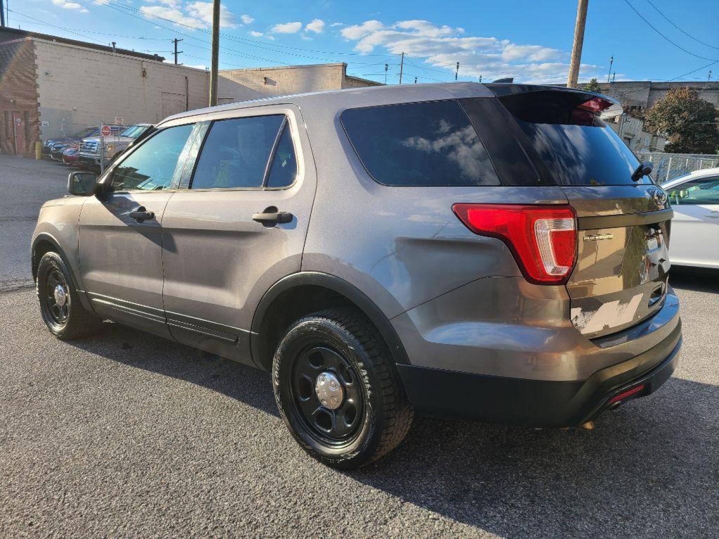 2017 GRAY FORD EXPLORER POLICE INTERCEPTOR (1FM5K8AR6HG) with an 3.7L engine, Automatic transmission, located at 117 North Cameron Street, Harrisburg, PA, 17101, (717) 963-8962, 40.267021, -76.875351 - Photo#2