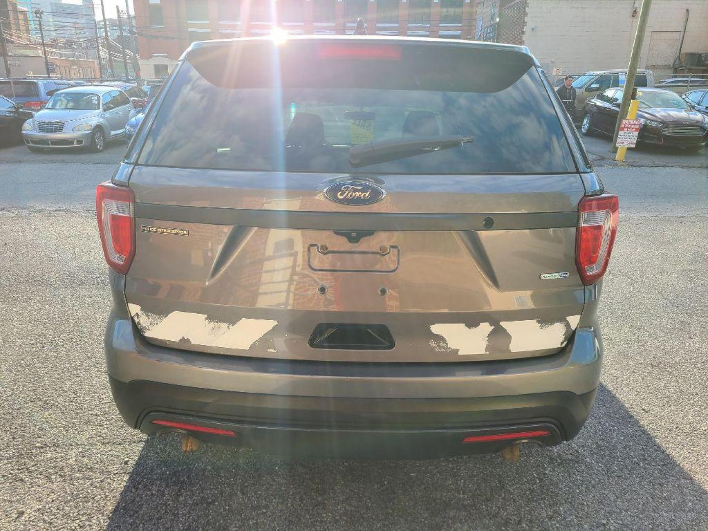 2017 GRAY FORD EXPLORER POLICE INTERCEPTOR (1FM5K8AR6HG) with an 3.7L engine, Automatic transmission, located at 117 North Cameron Street, Harrisburg, PA, 17101, (717) 963-8962, 40.267021, -76.875351 - Photo#3