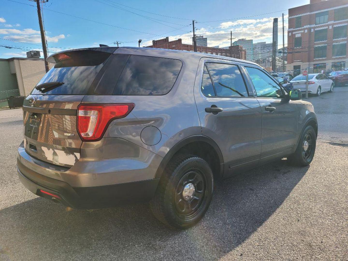 2017 GRAY FORD EXPLORER POLICE INTERCEPTOR (1FM5K8AR6HG) with an 3.7L engine, Automatic transmission, located at 117 North Cameron Street, Harrisburg, PA, 17101, (717) 963-8962, 40.267021, -76.875351 - Photo#4