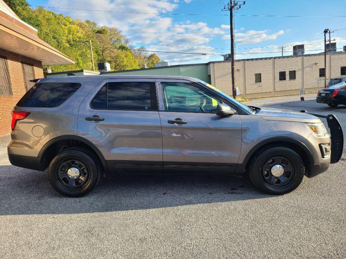 2017 GRAY FORD EXPLORER POLICE INTERCEPTOR (1FM5K8AR6HG) with an 3.7L engine, Automatic transmission, located at 117 North Cameron Street, Harrisburg, PA, 17101, (717) 963-8962, 40.267021, -76.875351 - Photo#8