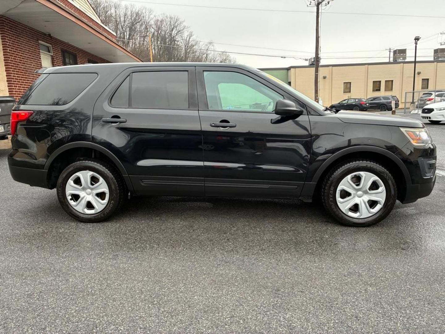 2017 BLACK FORD EXPLORER POLICE INTERCEPTOR (1FM5K8AR8HG) with an 3.7L engine, Automatic transmission, located at 117 North Cameron Street, Harrisburg, PA, 17101, (717) 963-8962, 40.267021, -76.875351 - WE FINANCE!!! Good Credit/ Challenged Credit/ No Credit - ALL Trade-Ins Welcomed!!! APPLY ONLINE or CALL us TODAY ;) Please call us to discuss your cash and/or financing options. - Photo#4