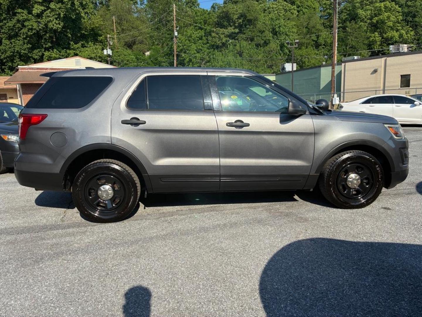 2017 GRAY FORD EXPLORER POLICE INTERCEPTOR (1FM5K8AR2HG) with an 3.7L engine, Automatic transmission, located at 117 North Cameron Street, Harrisburg, PA, 17101, (717) 963-8962, 40.267021, -76.875351 - WE FINANCE!!! MOST vehicles are available for financing. Good Credit/ Challenged Credit/ No Credit - ALL Trade-Ins Welcomed!!! APPLY ONLINE or CALL us TODAY Please call us to discuss your cash and/or financing options. Thanks for cheching our inventory! We're here to help. - Photo#5