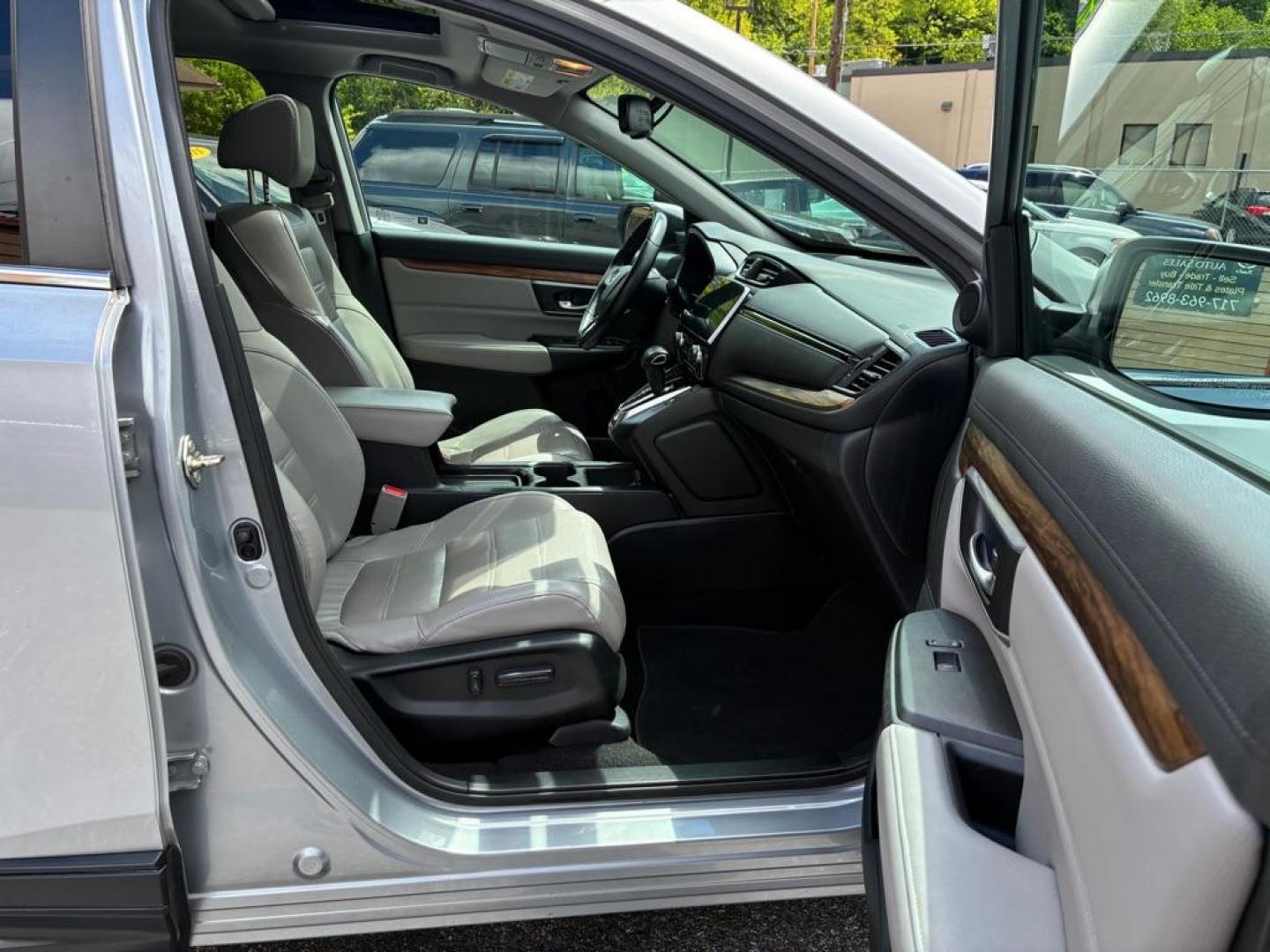 2017 SILVER HONDA CR-V EXL (2HKRW2H80HH) with an 1.5L engine, Continuously Variable transmission, located at 117 North Cameron Street, Harrisburg, PA, 17101, (717) 963-8962, 40.267021, -76.875351 - WE FINANCE!!! MOST vehicles are available for financing. Good Credit/ Challenged Credit/ No Credit - ALL Trade-Ins Welcomed!!! APPLY ONLINE or CALL us TODAY Please call us to discuss your cash and/or financing options. Thanks for checking our inventory! We're here to help. - Photo#7