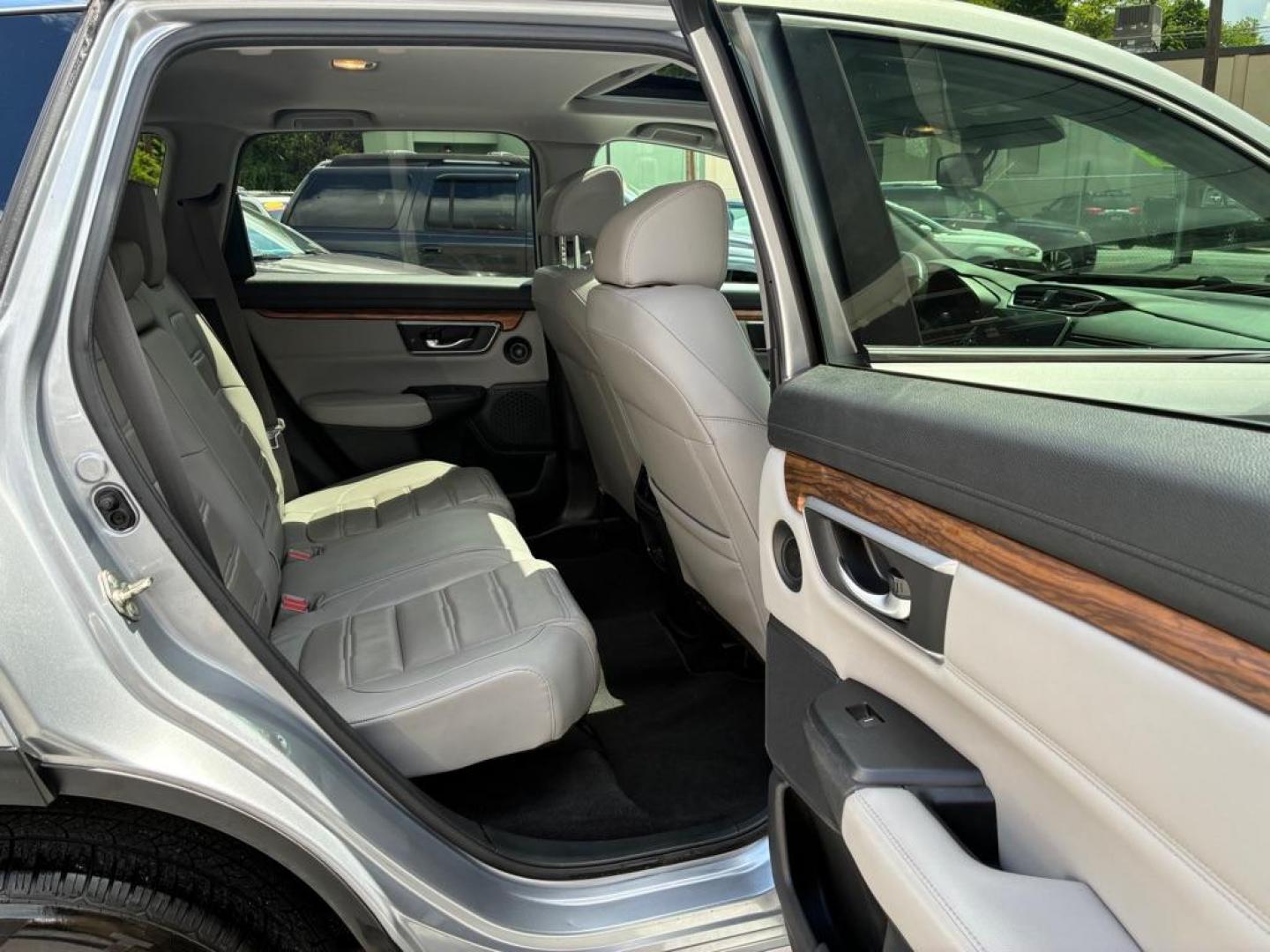 2017 SILVER HONDA CR-V EXL (2HKRW2H80HH) with an 1.5L engine, Continuously Variable transmission, located at 117 North Cameron Street, Harrisburg, PA, 17101, (717) 963-8962, 40.267021, -76.875351 - WE FINANCE!!! MOST vehicles are available for financing. Good Credit/ Challenged Credit/ No Credit - ALL Trade-Ins Welcomed!!! APPLY ONLINE or CALL us TODAY Please call us to discuss your cash and/or financing options. Thanks for checking our inventory! We're here to help. - Photo#9