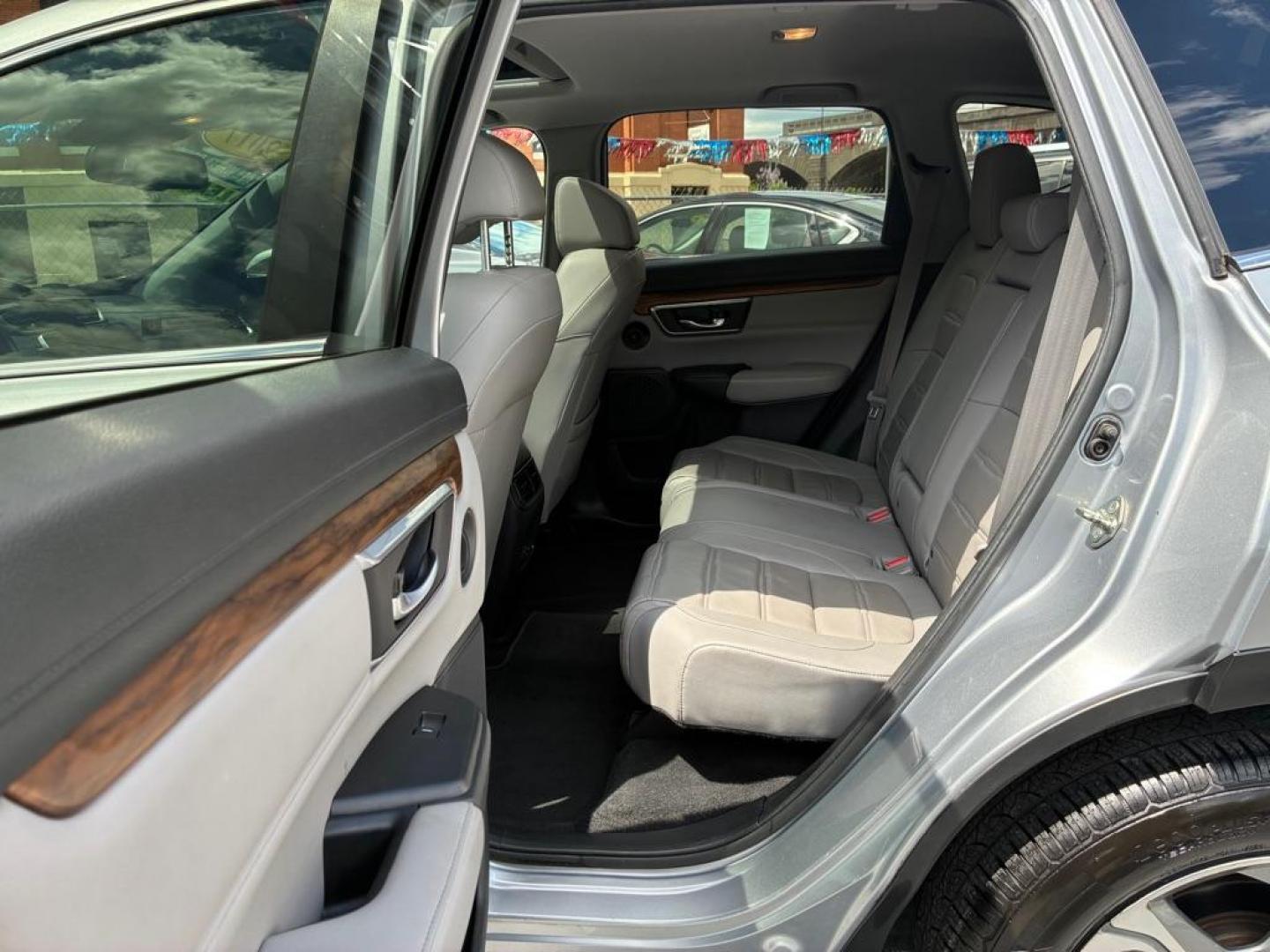 2017 SILVER HONDA CR-V EXL (2HKRW2H80HH) with an 1.5L engine, Continuously Variable transmission, located at 117 North Cameron Street, Harrisburg, PA, 17101, (717) 963-8962, 40.267021, -76.875351 - WE FINANCE!!! MOST vehicles are available for financing. Good Credit/ Challenged Credit/ No Credit - ALL Trade-Ins Welcomed!!! APPLY ONLINE or CALL us TODAY Please call us to discuss your cash and/or financing options. Thanks for checking our inventory! We're here to help. - Photo#11