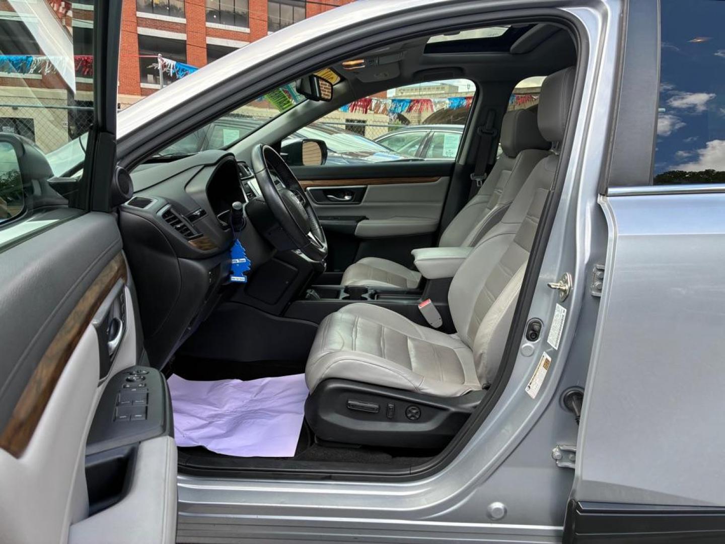 2017 SILVER HONDA CR-V EXL (2HKRW2H80HH) with an 1.5L engine, Continuously Variable transmission, located at 117 North Cameron Street, Harrisburg, PA, 17101, (717) 963-8962, 40.267021, -76.875351 - WE FINANCE!!! MOST vehicles are available for financing. Good Credit/ Challenged Credit/ No Credit - ALL Trade-Ins Welcomed!!! APPLY ONLINE or CALL us TODAY Please call us to discuss your cash and/or financing options. Thanks for checking our inventory! We're here to help. - Photo#13