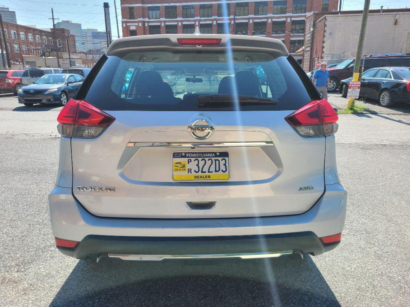 2017 SILVER NISSAN ROGUE SV (5N1AT2MV2HC) with an 2.5L engine, Continuously Variable transmission, located at 117 North Cameron Street, Harrisburg, PA, 17101, (717) 963-8962, 40.267021, -76.875351 - Photo#3