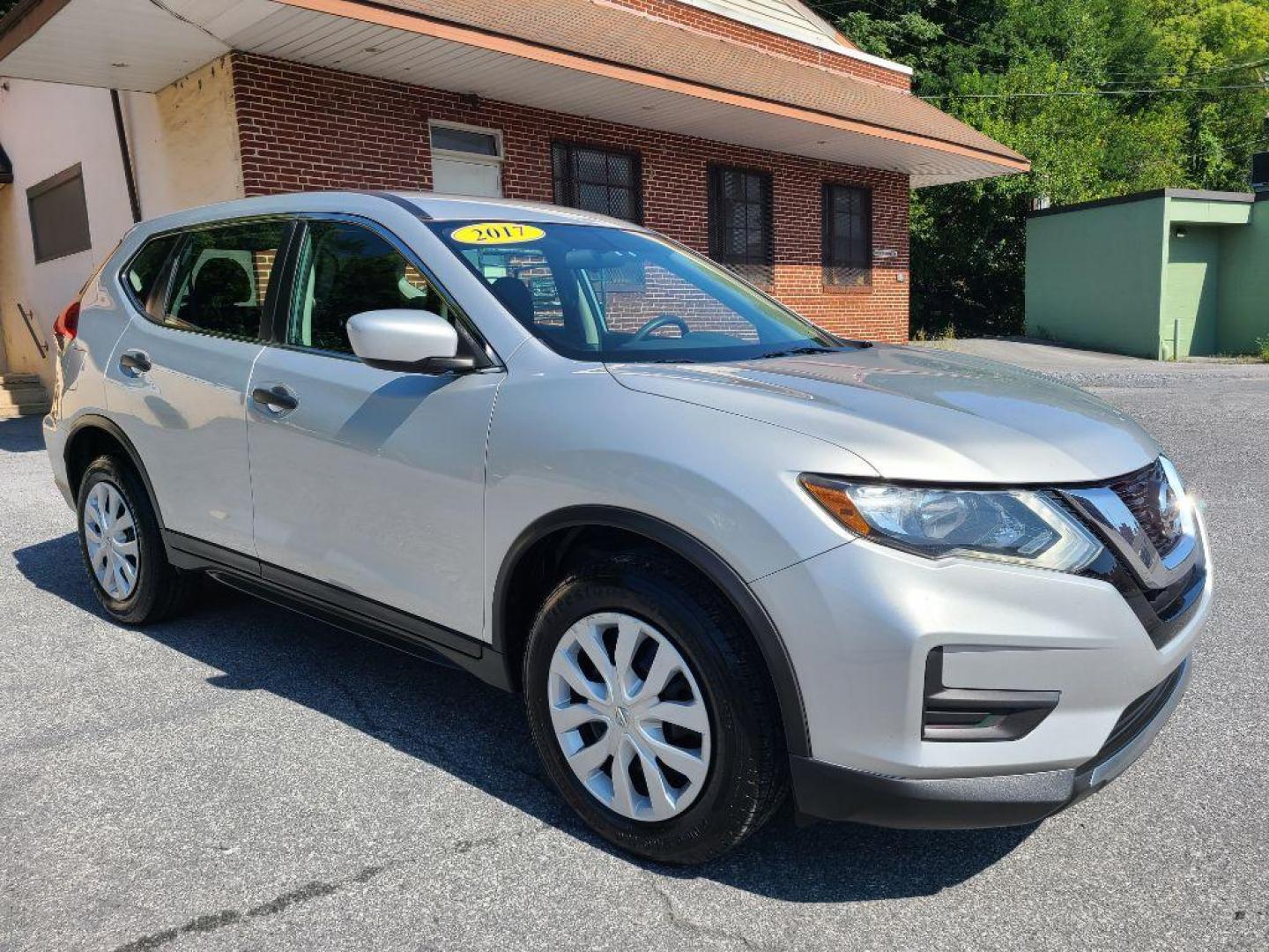 2017 SILVER NISSAN ROGUE SV (5N1AT2MV2HC) with an 2.5L engine, Continuously Variable transmission, located at 117 North Cameron Street, Harrisburg, PA, 17101, (717) 963-8962, 40.267021, -76.875351 - Photo#6