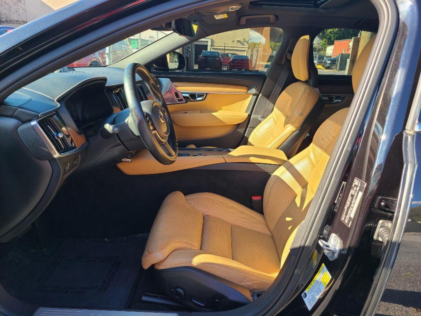 2017 BLACK VOLVO S90 T6 INSCRIPTION (YV1A22ML2H1) with an 2.0L engine, Automatic transmission, located at 117 North Cameron Street, Harrisburg, PA, 17101, (717) 963-8962, 40.267021, -76.875351 - WE FINANCE!!! Good Credit/ Bad Credit/ No Credit - ALL Trade-Ins Welcomed!!! ***Guaranteed Credit Approval*** APPLY ONLINE or CALL us TODAY ;) Please call us to discuss your cash and financing options. - Photo#8