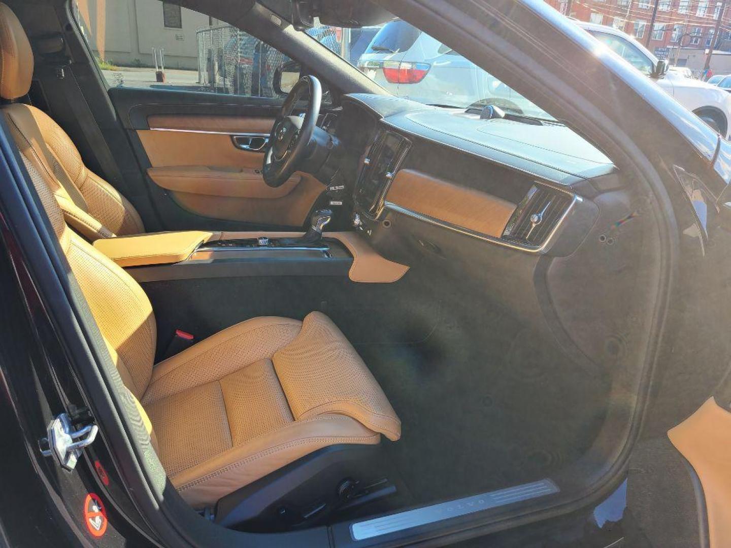 2017 BLACK VOLVO S90 T6 INSCRIPTION (YV1A22ML2H1) with an 2.0L engine, Automatic transmission, located at 117 North Cameron Street, Harrisburg, PA, 17101, (717) 963-8962, 40.267021, -76.875351 - WE FINANCE!!! Good Credit/ Bad Credit/ No Credit - ALL Trade-Ins Welcomed!!! ***Guaranteed Credit Approval*** APPLY ONLINE or CALL us TODAY ;) Please call us to discuss your cash and financing options. - Photo#11