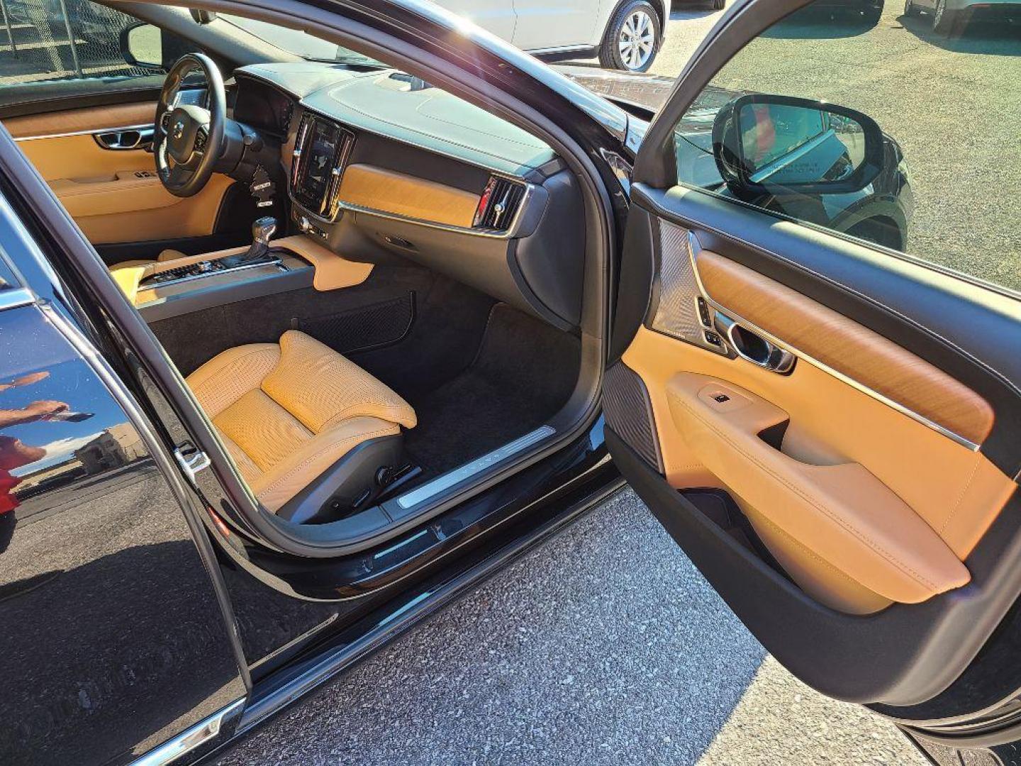 2017 BLACK VOLVO S90 T6 INSCRIPTION (YV1A22ML2H1) with an 2.0L engine, Automatic transmission, located at 117 North Cameron Street, Harrisburg, PA, 17101, (717) 963-8962, 40.267021, -76.875351 - WE FINANCE!!! Good Credit/ Bad Credit/ No Credit - ALL Trade-Ins Welcomed!!! ***Guaranteed Credit Approval*** APPLY ONLINE or CALL us TODAY ;) Please call us to discuss your cash and financing options. - Photo#13