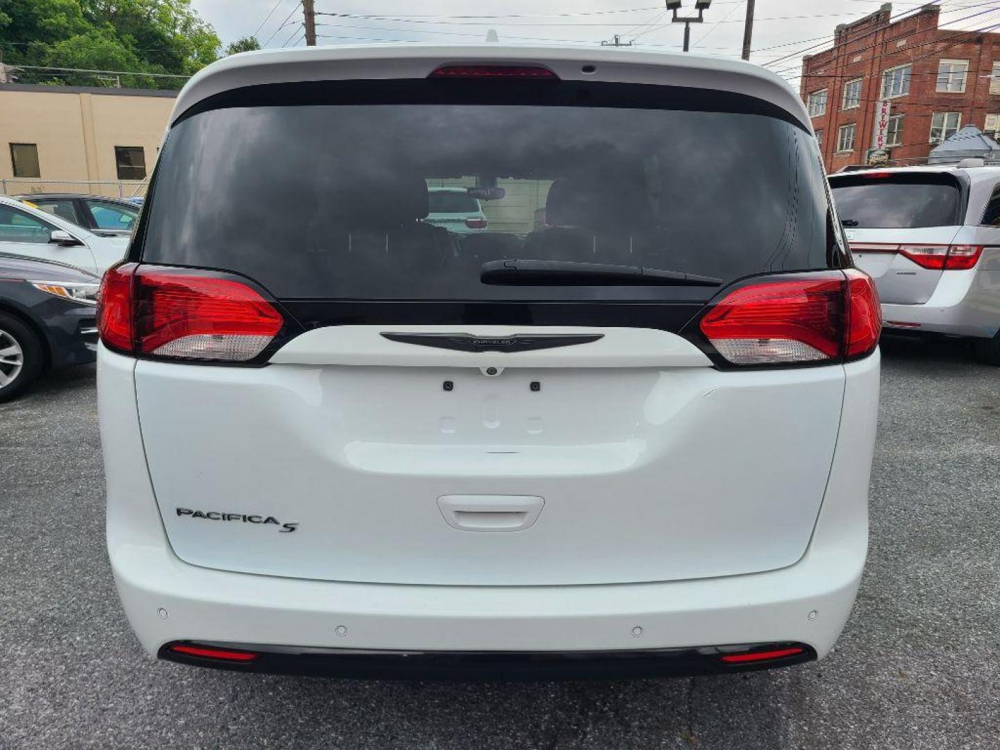 2018 WHITE CHRYSLER PACIFICA TOURING L (2C4RC1BG9JR) with an 3.6L engine, Automatic transmission, located at 7981 Paxton Street, Harrisburg, PA, 17111, (717) 561-2926, 40.261490, -76.749229 - WE FINANCE!!! Good Credit/ Bad Credit/ No Credit - ALL Trade-Ins Welcomed!!! ***Guaranteed Credit Approval*** APPLY ONLINE or CALL us TODAY ;) Internet Prices and Marketplace Prices are SPECIAL discounted ***CASH DEALS*** Retail Prices are higher. Please call us to discuss your cash and finan - Photo#3