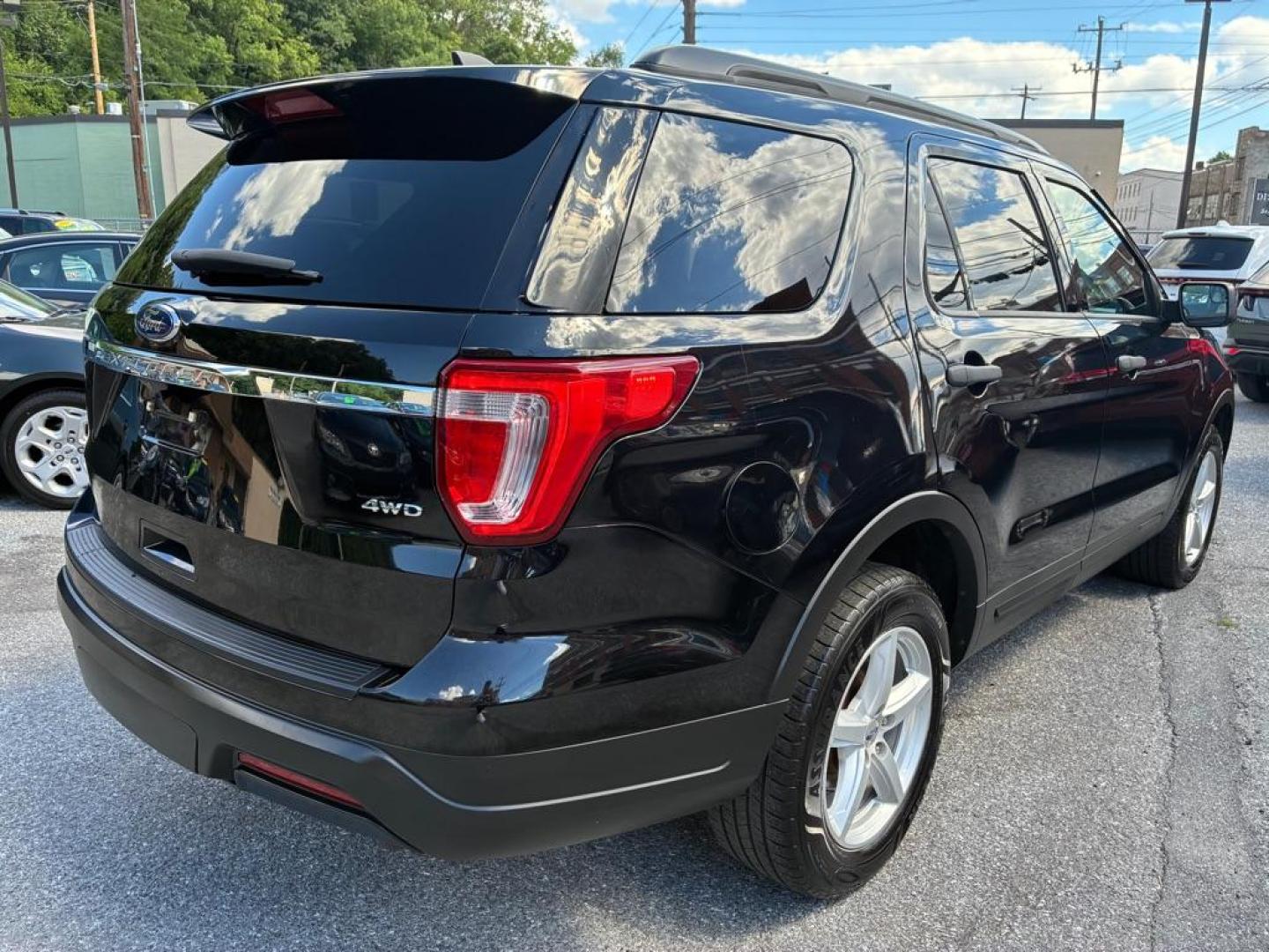 2018 BLACK FORD EXPLORER (1FM5K8B88JG) with an 3.5L engine, Automatic transmission, located at 117 North Cameron Street, Harrisburg, PA, 17101, (717) 963-8962, 40.267021, -76.875351 - WE FINANCE!!! MOST vehicles are available for financing. Good Credit/ Challenged Credit/ No Credit - ALL Trade-Ins Welcomed!!! APPLY ONLINE or CALL us TODAY Please call us to discuss your cash and/or financing options. Thanks for checking our inventory! We're here to help. - Photo#4
