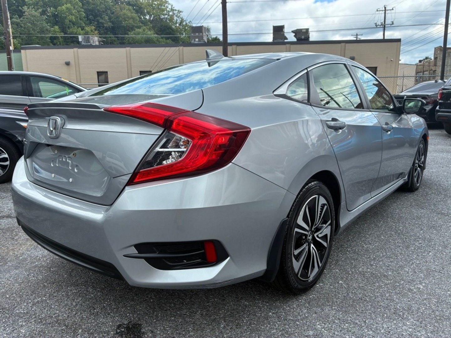2018 SILVER HONDA CIVIC EX (JHMFC1F32JX) with an 1.5L engine, Continuously Variable transmission, located at 117 North Cameron Street, Harrisburg, PA, 17101, (717) 963-8962, 40.267021, -76.875351- Photo#4