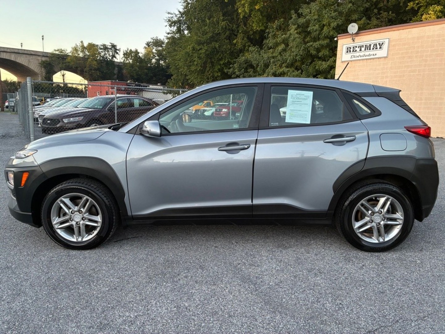 2018 GREY HYUNDAI KONA SE (KM8K12AA6JU) with an 2.0L engine, Automatic transmission, located at 117 North Cameron Street, Harrisburg, PA, 17101, (717) 963-8962, 40.267021, -76.875351- Photo#1