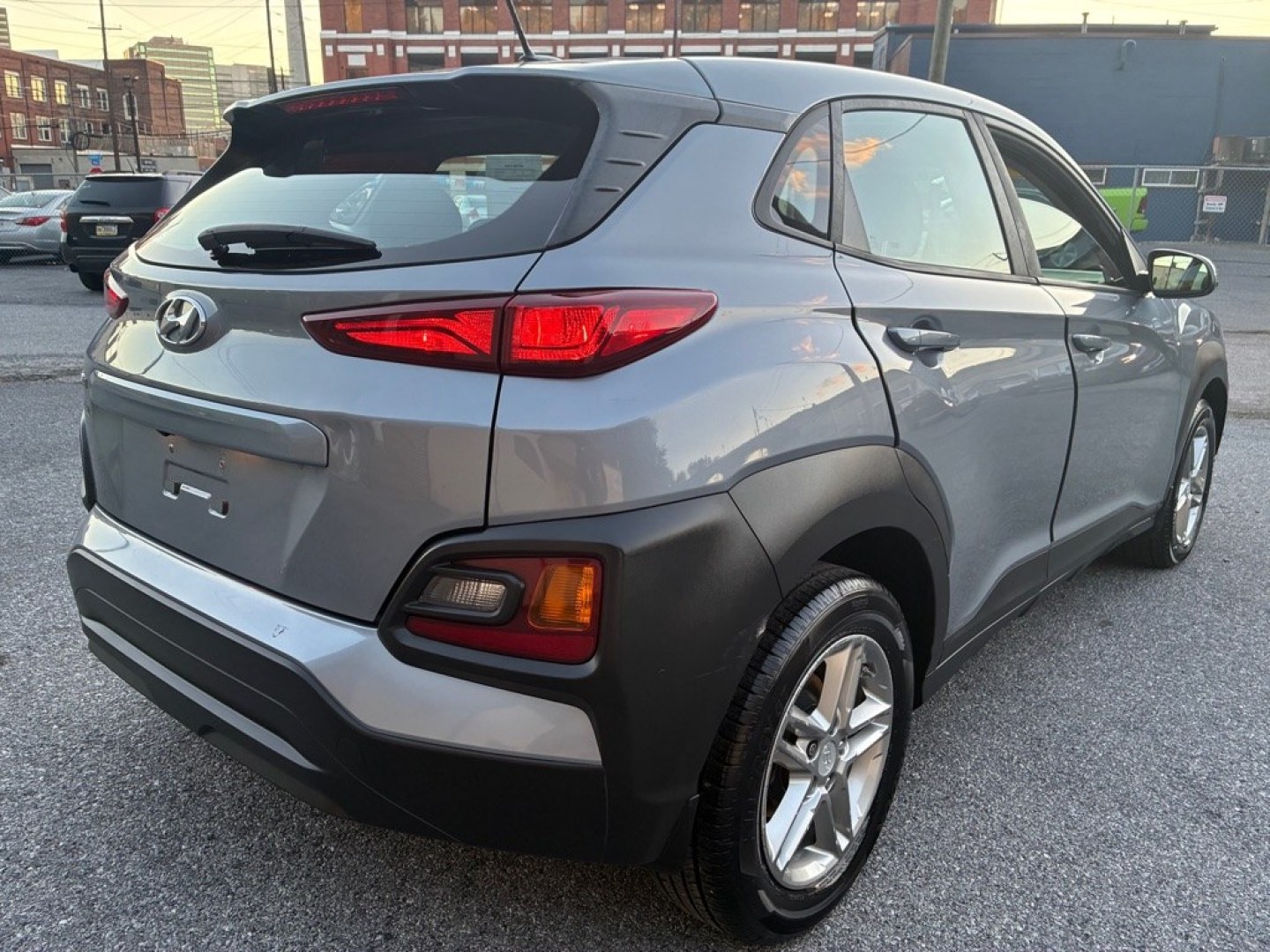 2018 GREY HYUNDAI KONA SE (KM8K12AA6JU) with an 2.0L engine, Automatic transmission, located at 117 North Cameron Street, Harrisburg, PA, 17101, (717) 963-8962, 40.267021, -76.875351- Photo#4