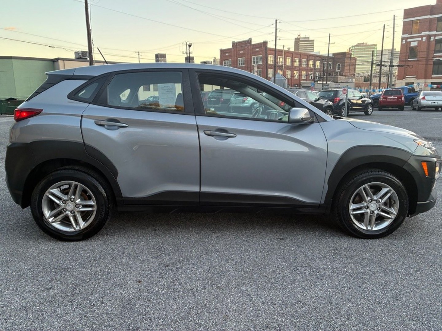 2018 GREY HYUNDAI KONA SE (KM8K12AA6JU) with an 2.0L engine, Automatic transmission, located at 117 North Cameron Street, Harrisburg, PA, 17101, (717) 963-8962, 40.267021, -76.875351- Photo#5